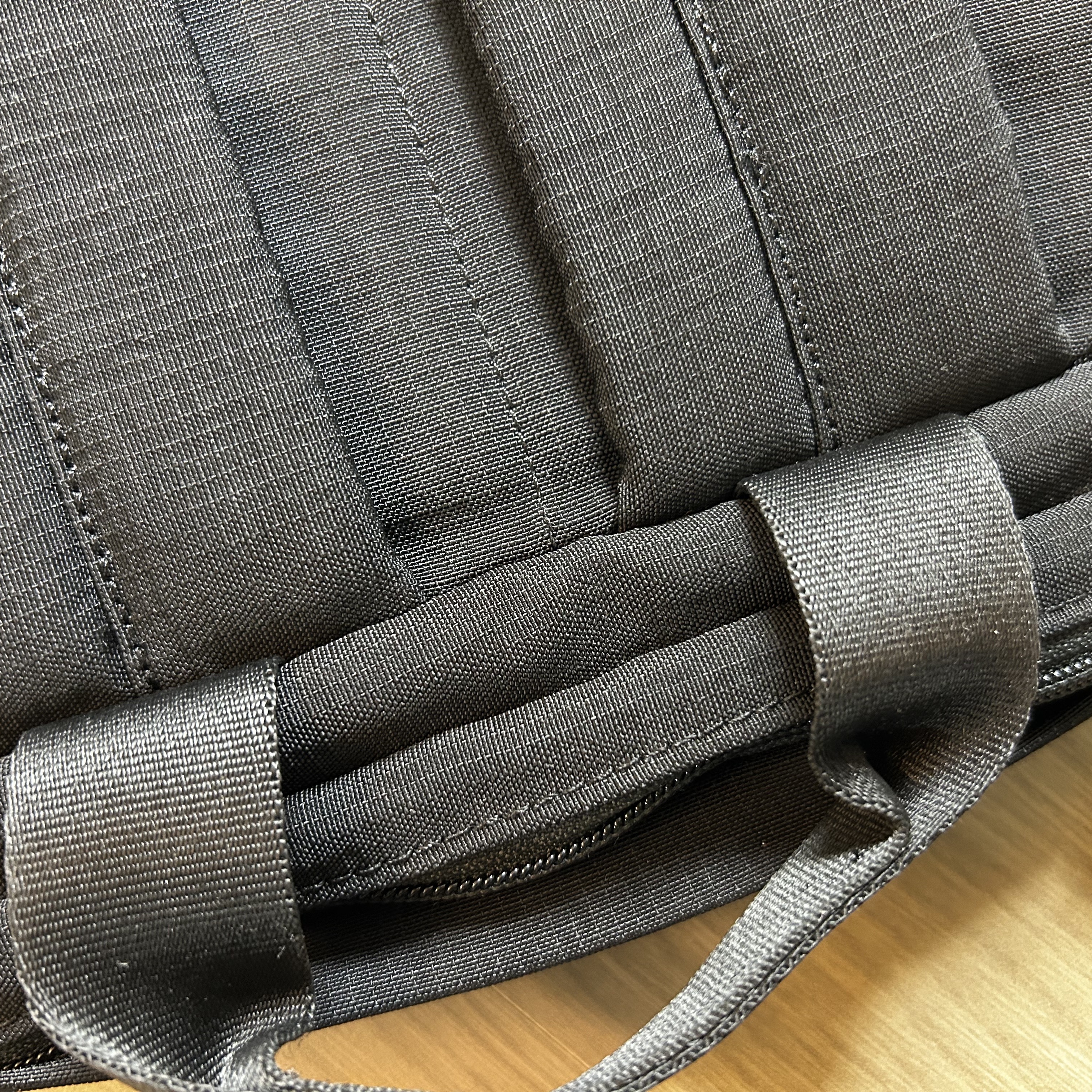 Ader Error Significant Tag Backpack 01 Noir 착용 스타일 - 4