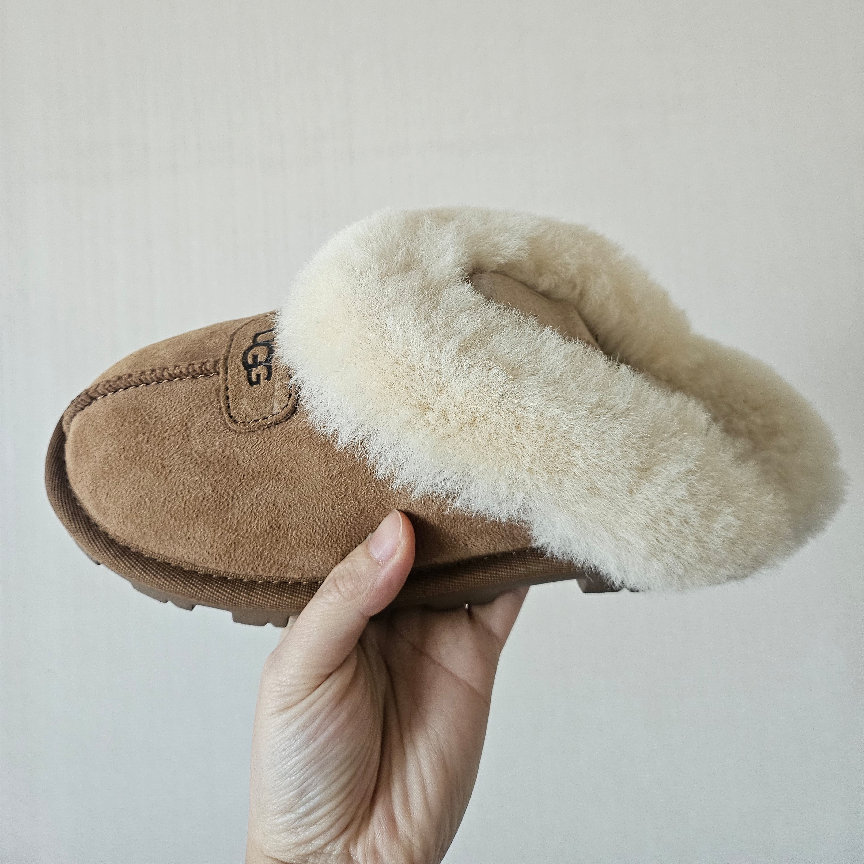 (W) UGG Coquette Slipper Chestnut 착용 스타일 - 2