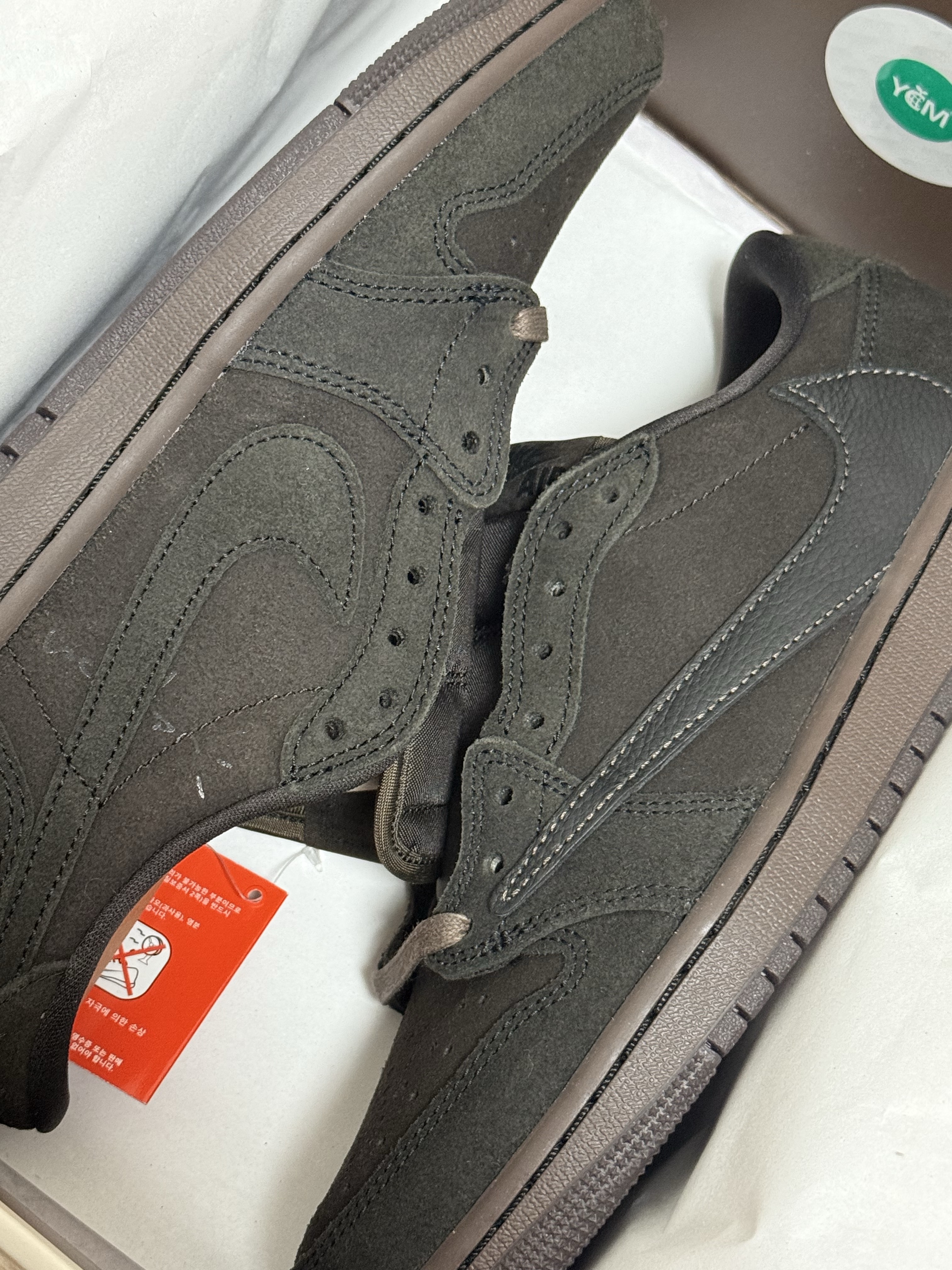 Jordan 1 x Travis Scott Retro Low OG SP Velvet Brown and Dark Mocha 착용 스타일