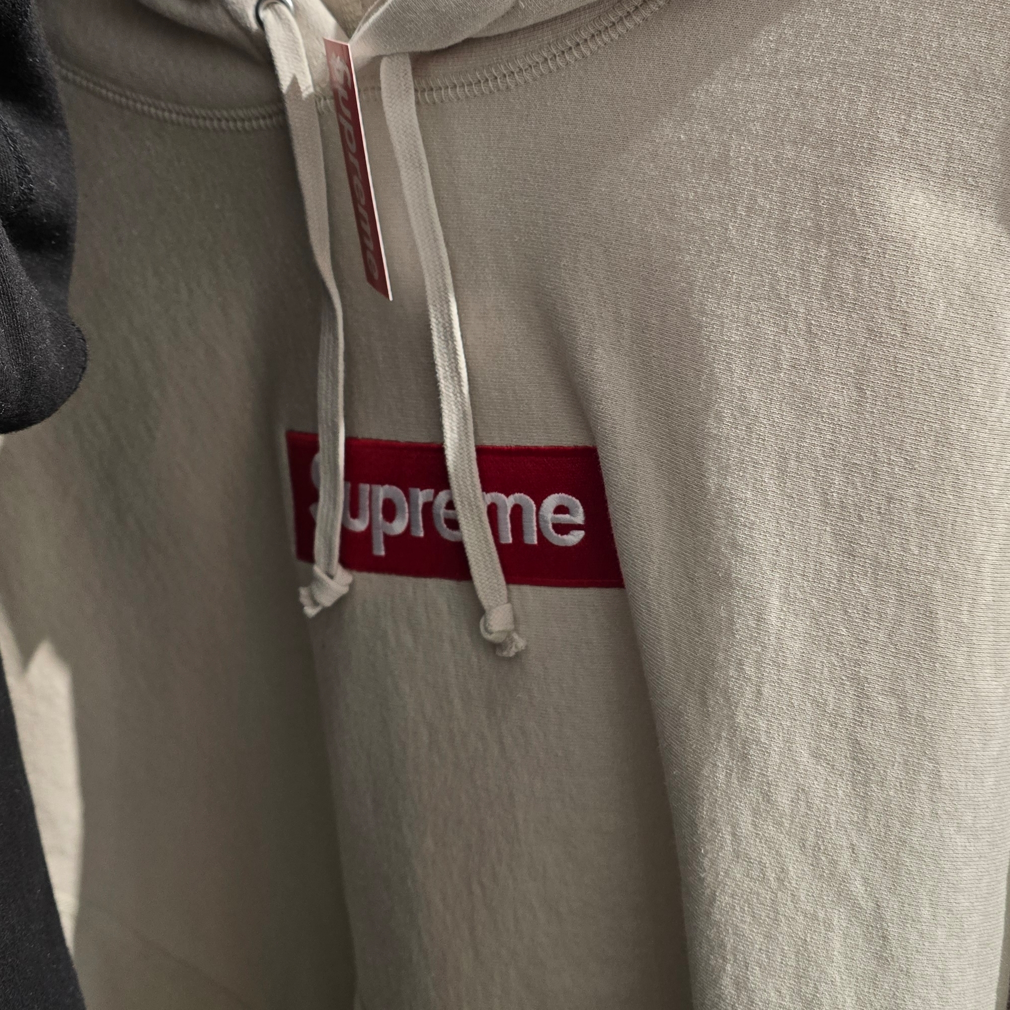Supreme Box Logo Hooded Sweatshirt Stone - 24FW 착용 스타일