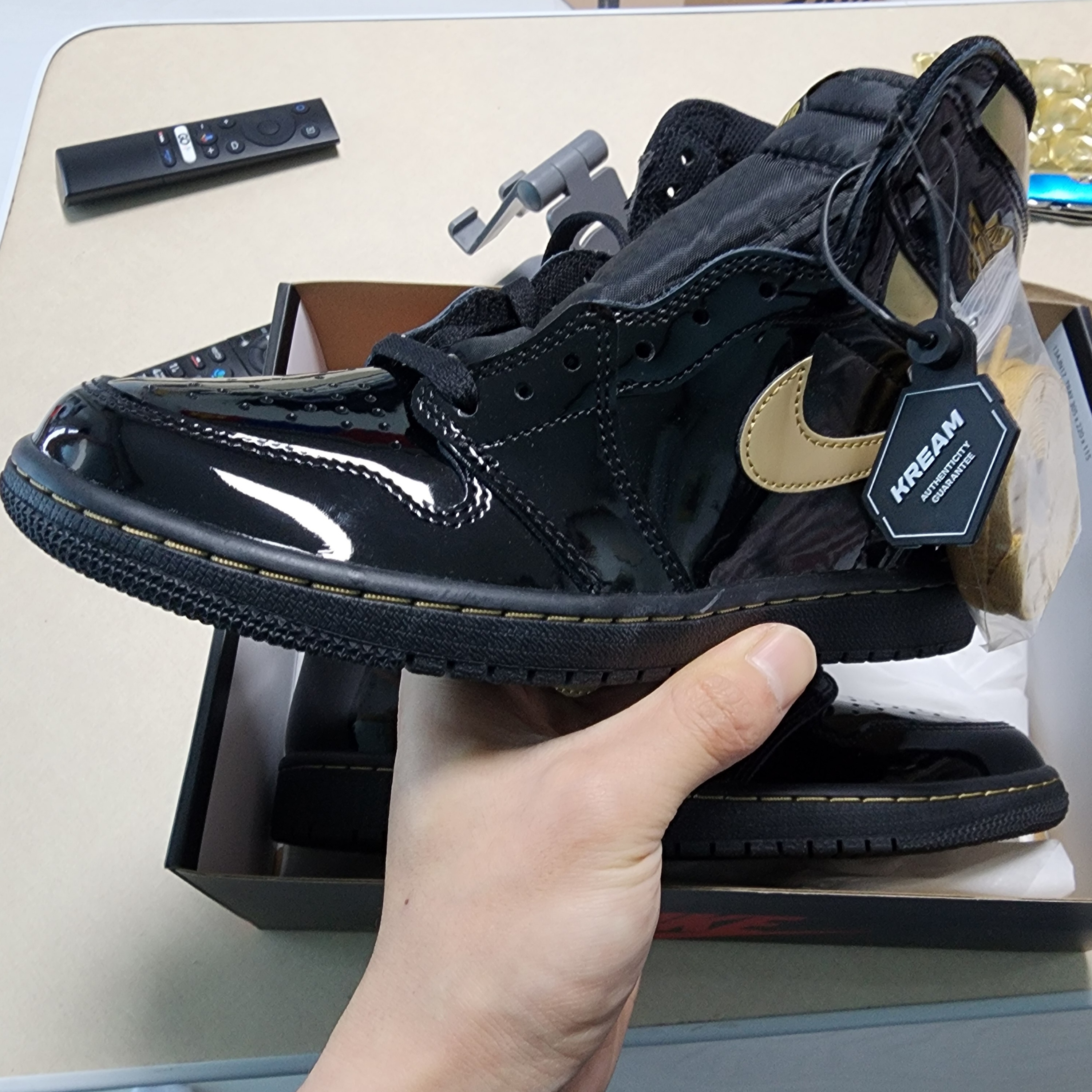 Jordan 1 Retro High OG Metallic Gold 착용 스타일 - 2