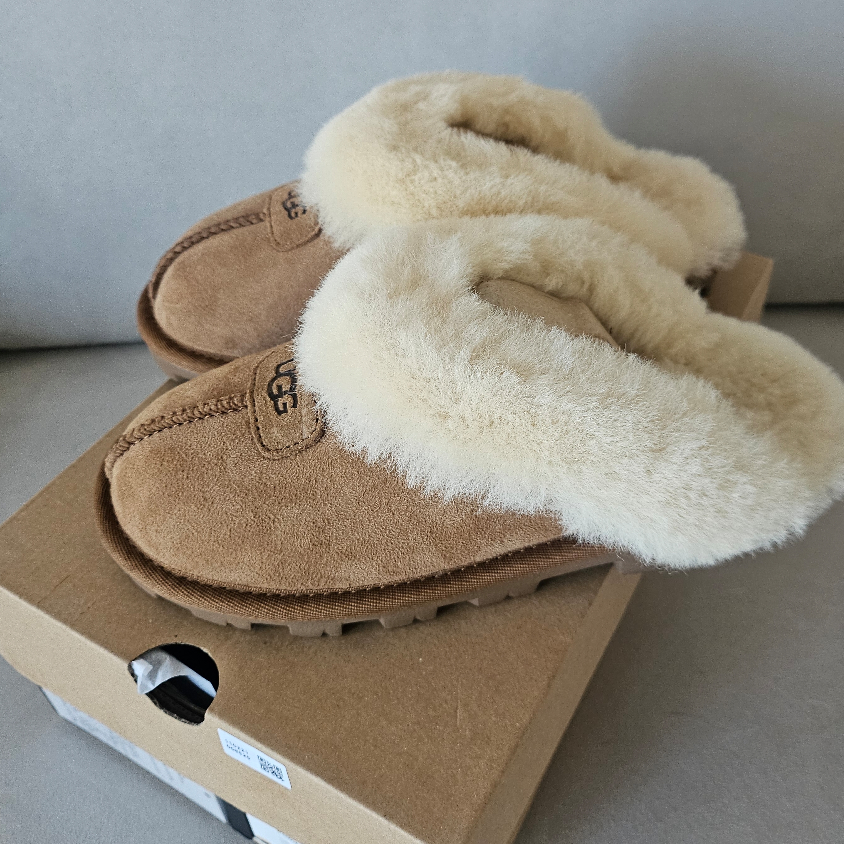 (W) UGG Coquette Slipper Chestnut 착용 스타일 - 3