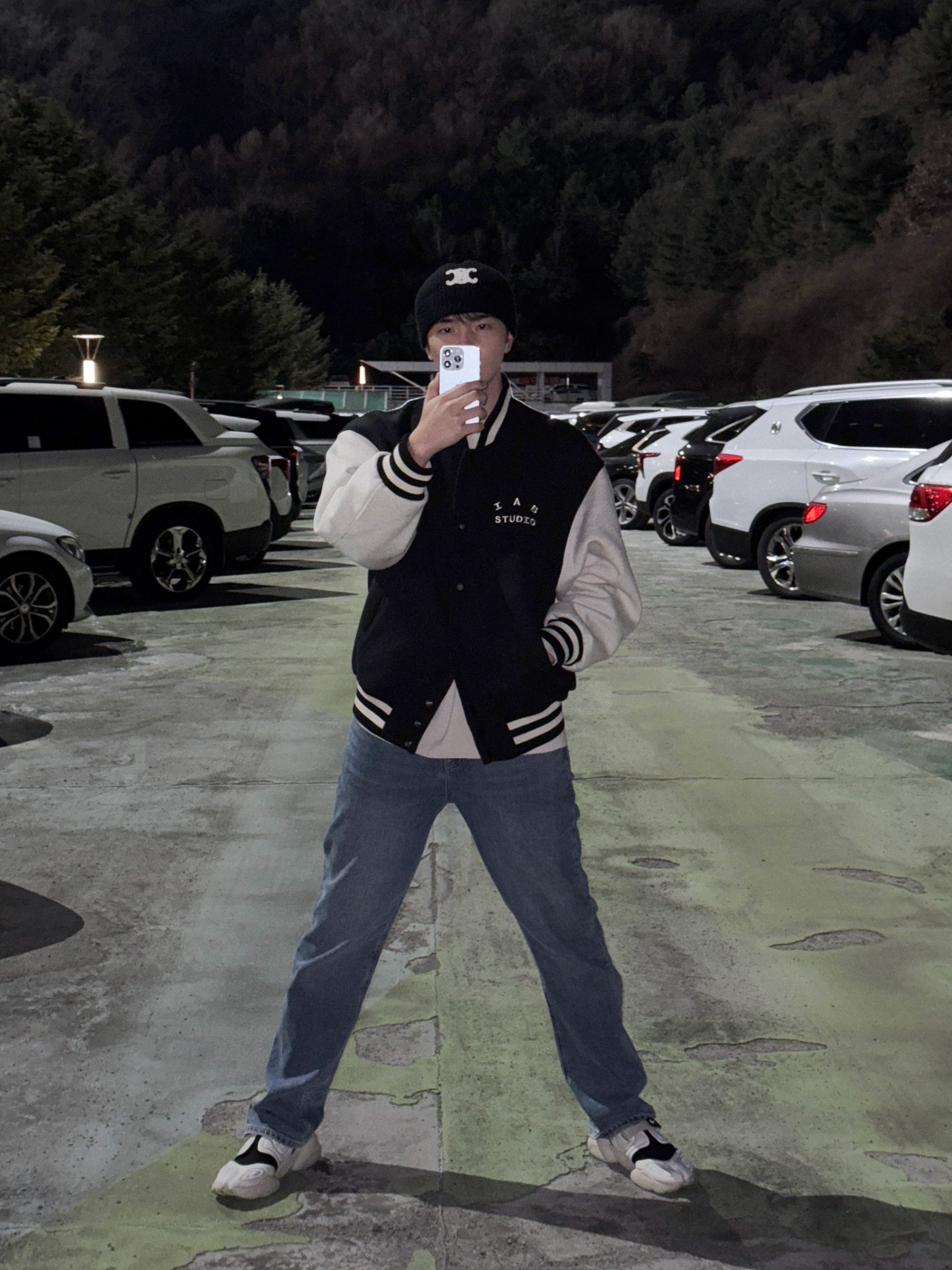 (W) Celine Triomphe Cloche Hat in Seamless Cashmere Black, IAB Studio Stadium Jacket Black Ivory 착용 스타일 - 2
