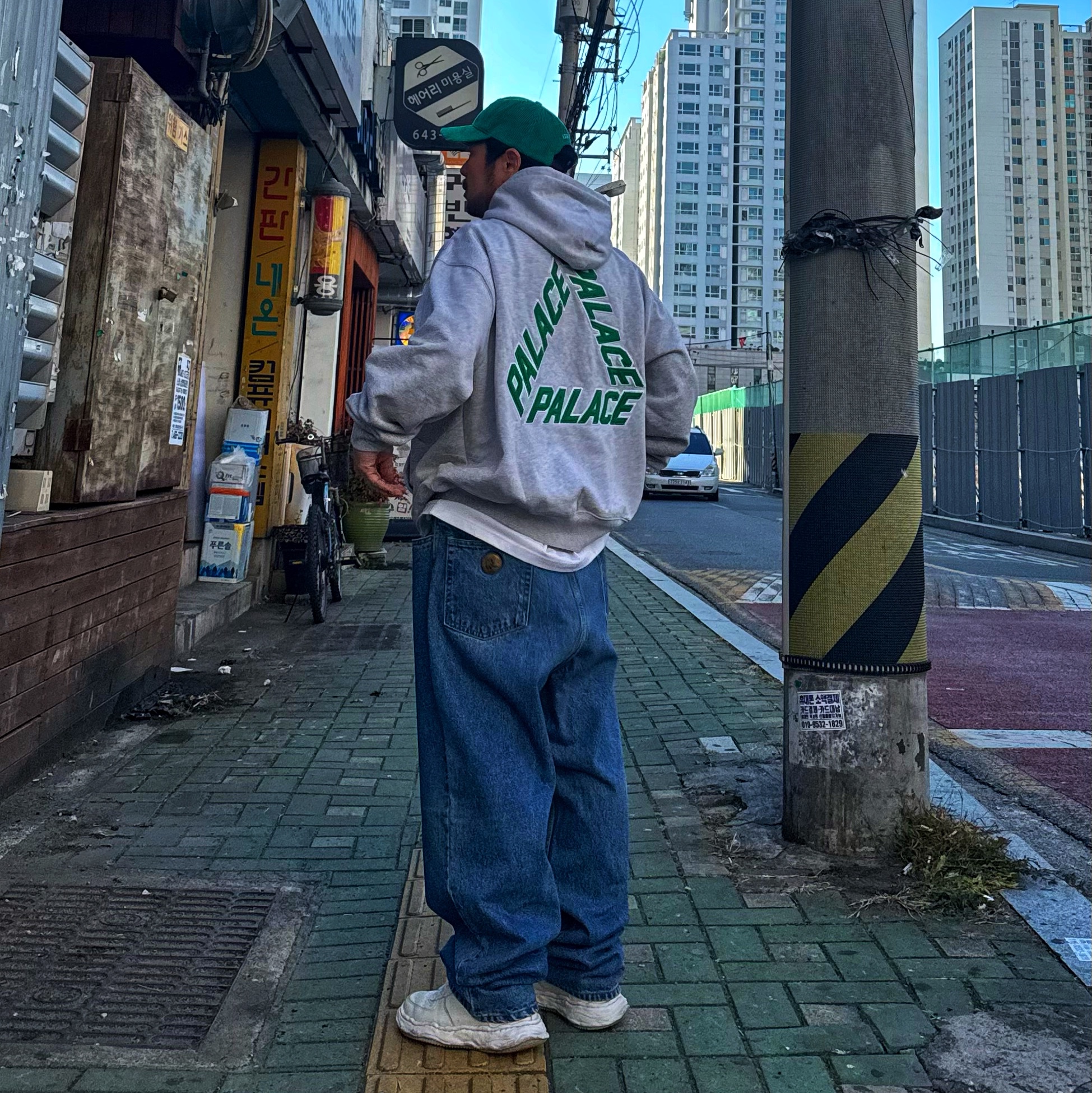 Palace Athlique P3 Hood Grey Marl - 24FW, Supreme Corduroy S Logo 6-Panel Green - 24FW 착용 스타일 - 1