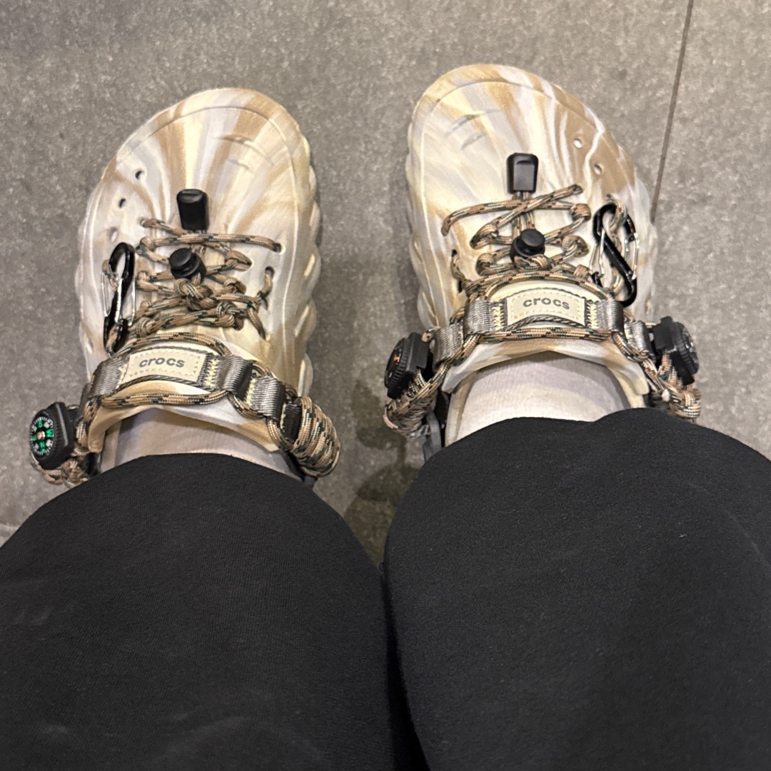 Crocs Echo Marbled Clog Bone Multi 착용 스타일