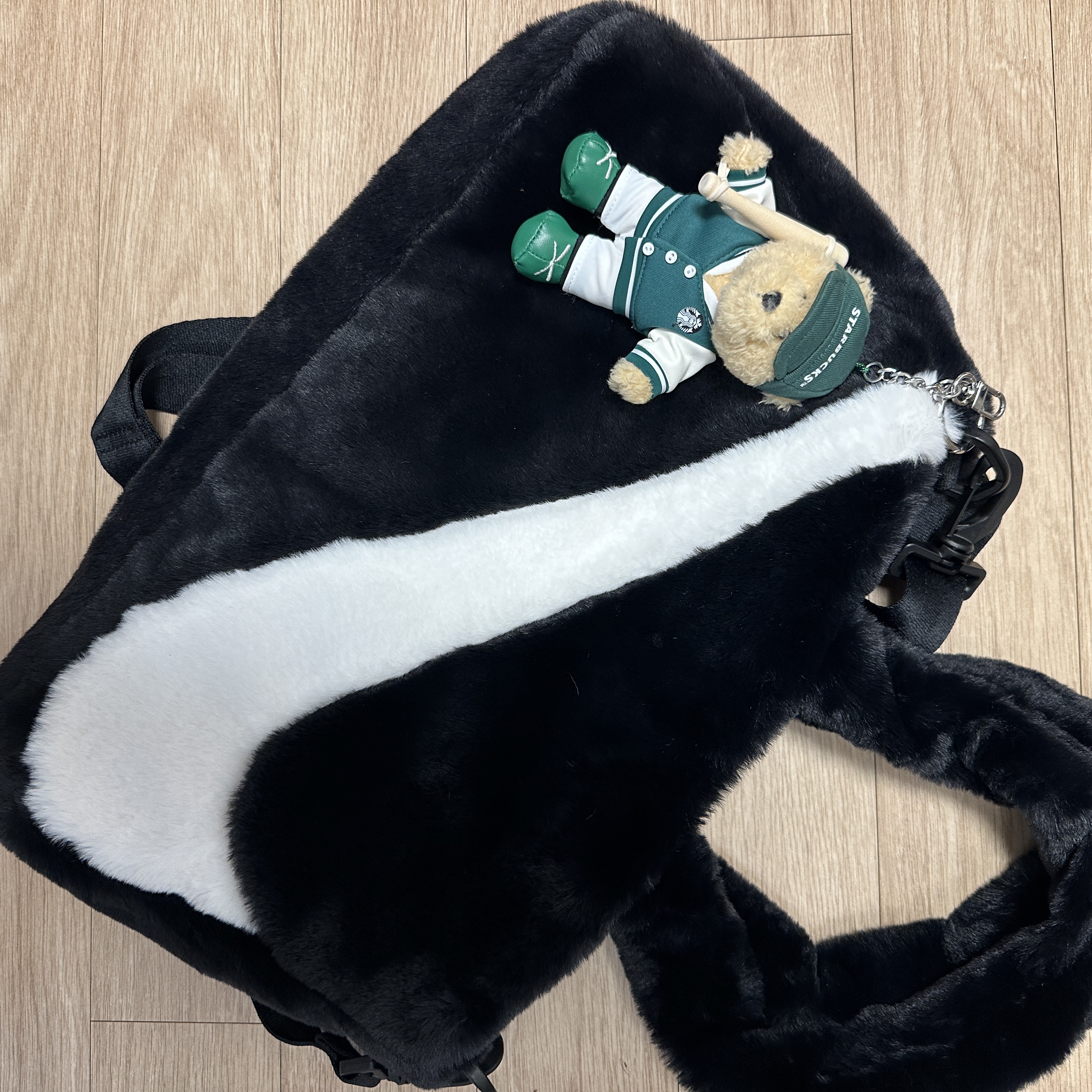 Nike NSW Faux Fur Tote Bag 10L Black 착용 스타일