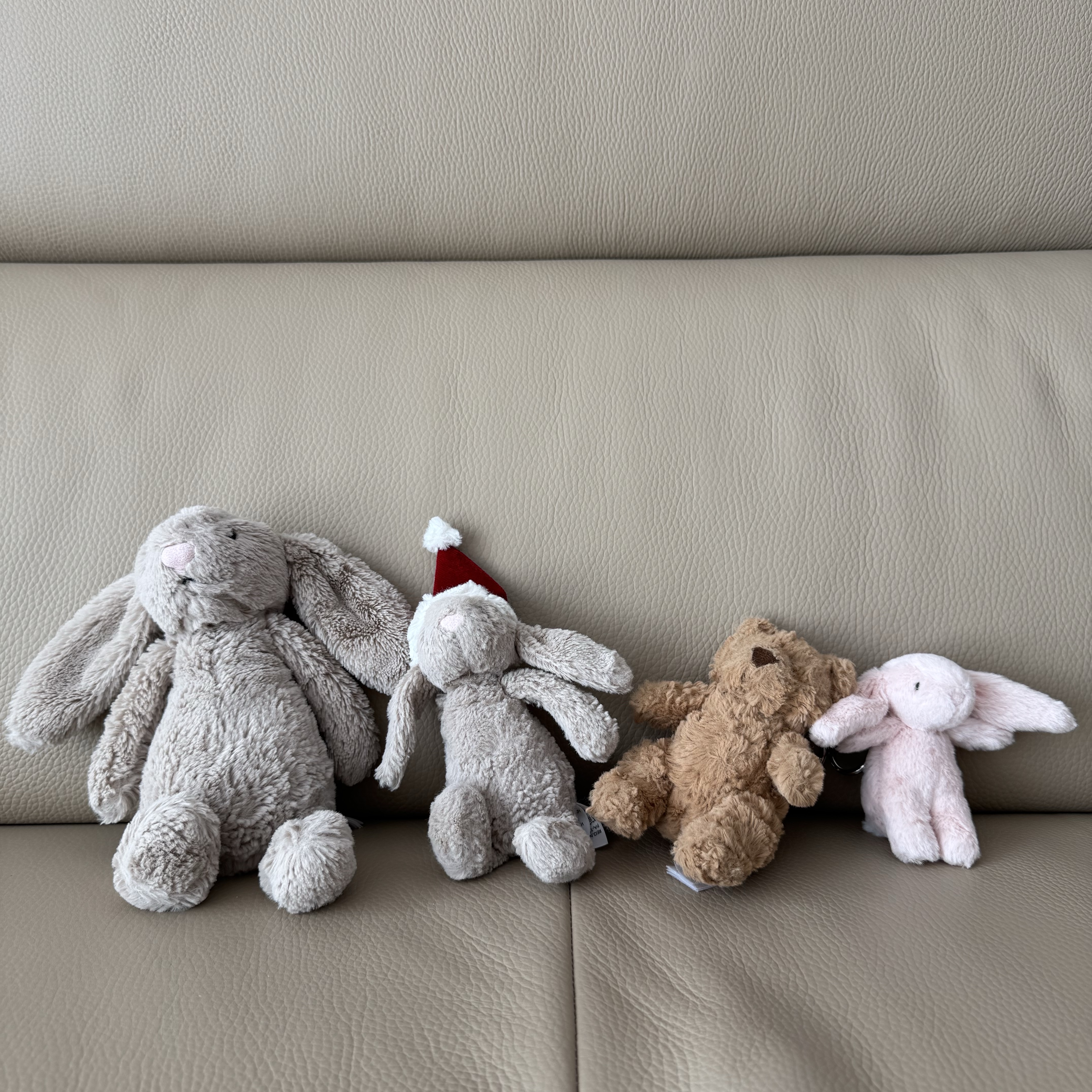 Jellycat Bartholomew Bear Bag Charm Brown, Jellycat Bashful Bunny Bag Charm Blush 착용 스타일