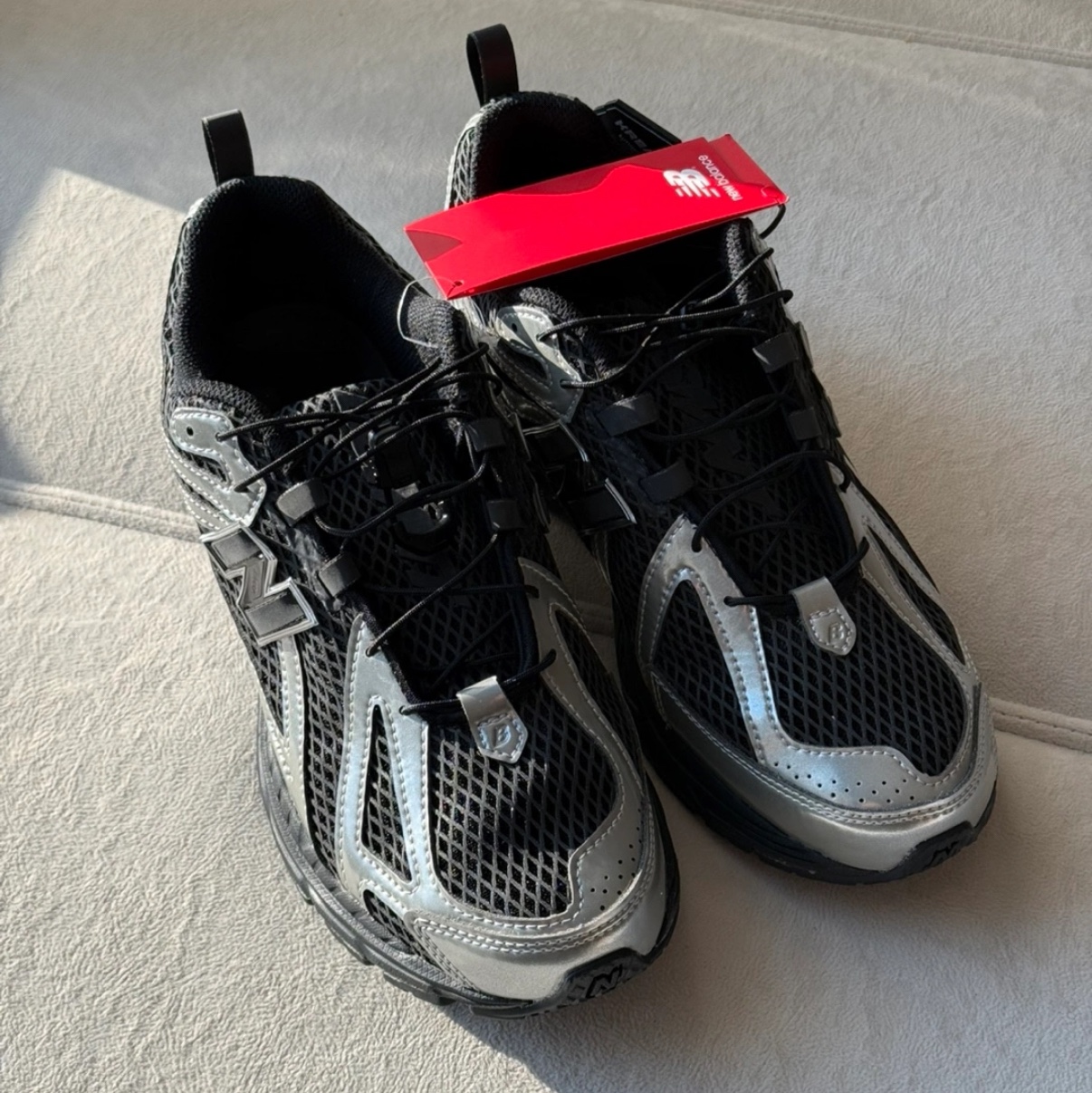 New Balance x The Basement 1906R Silver Metallic Black 착용 스타일 - 3