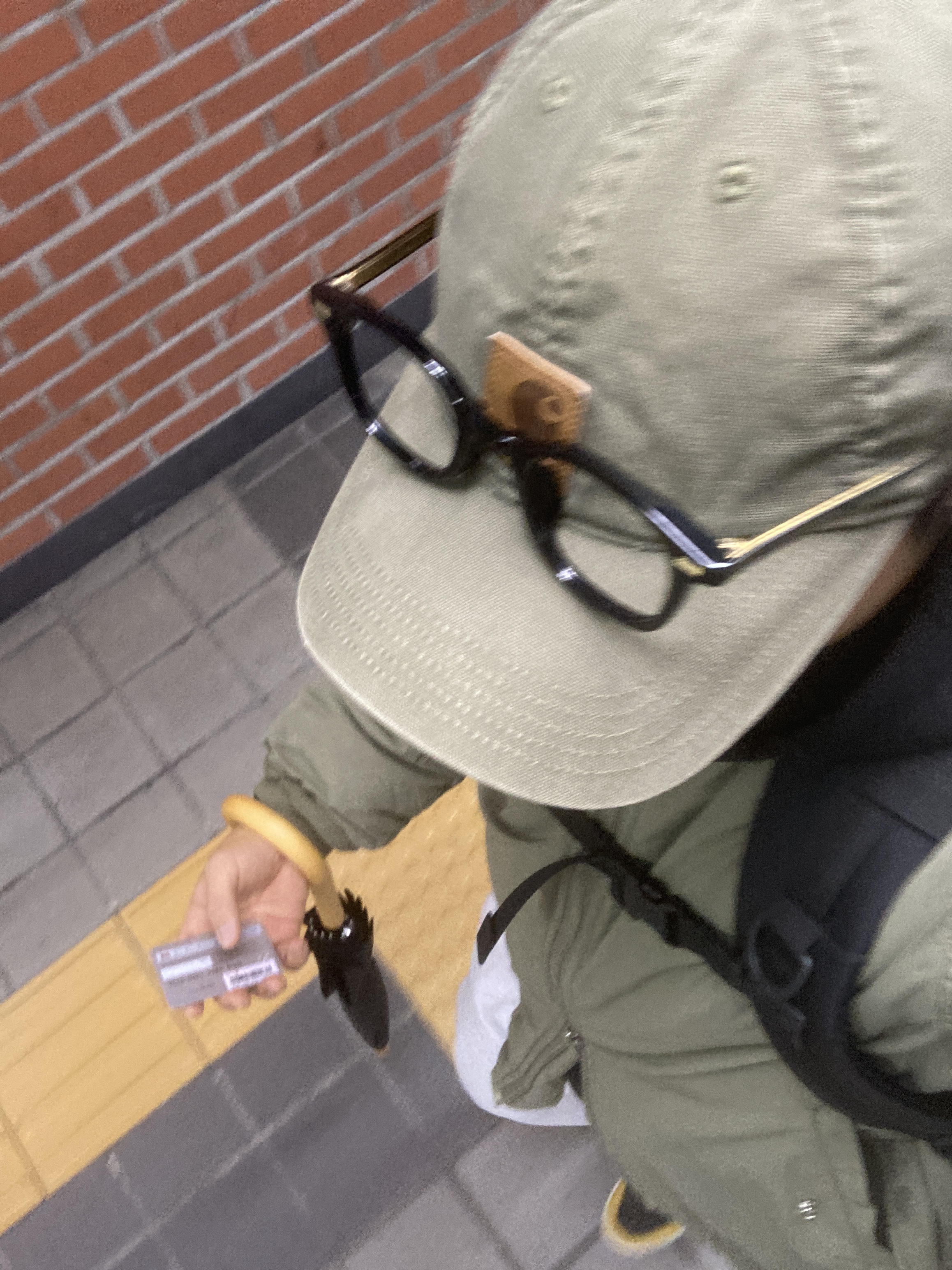 Carhartt Canvas Cap Army Green, Carhartt WIP Kickflip Backpack Black 착용 스타일 - 1
