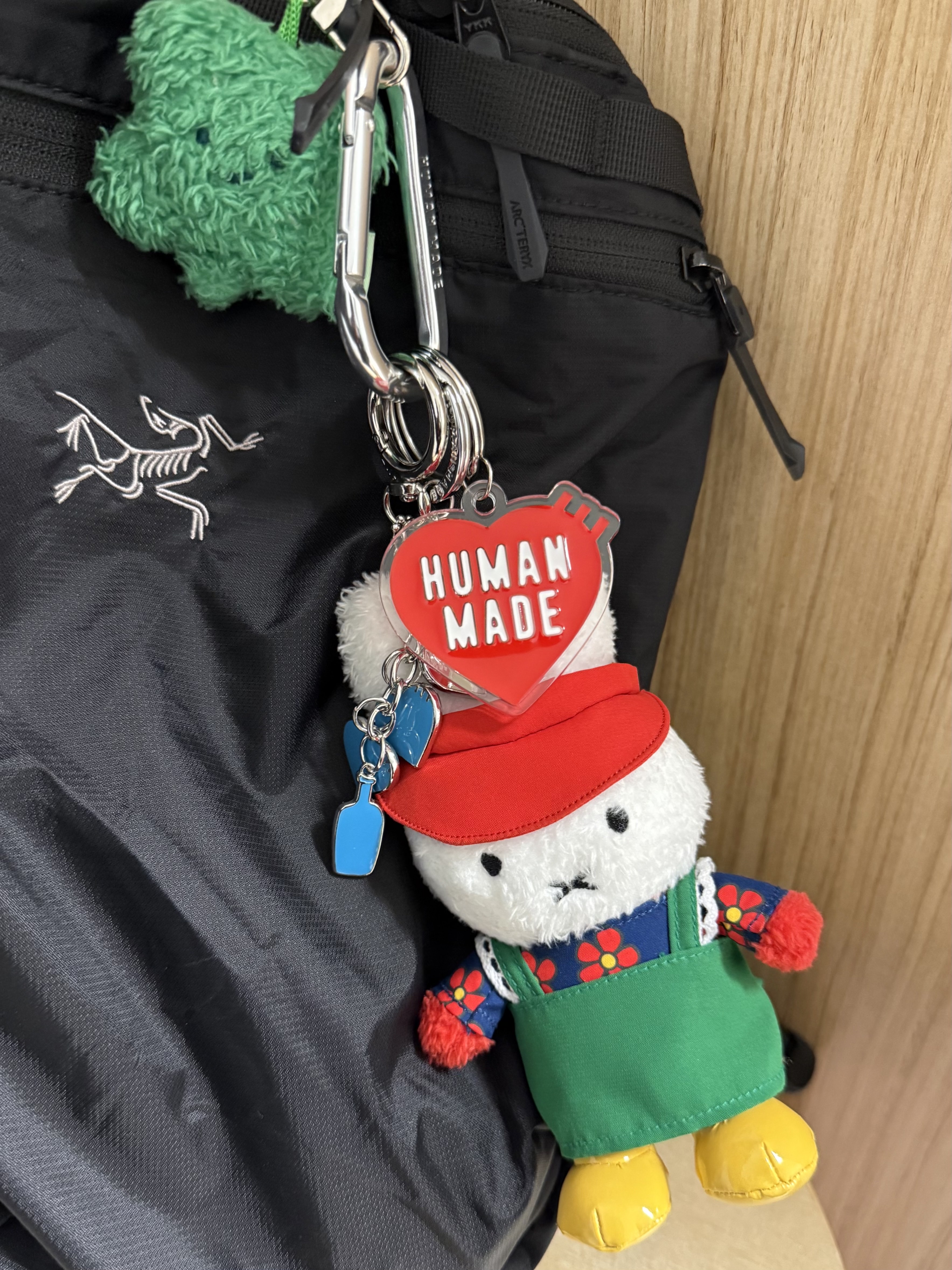 Human Made x Blue Bottle Coffee Key Charm Blue, Human Made Carabiner 70mm Silver 착용 스타일 - 2
