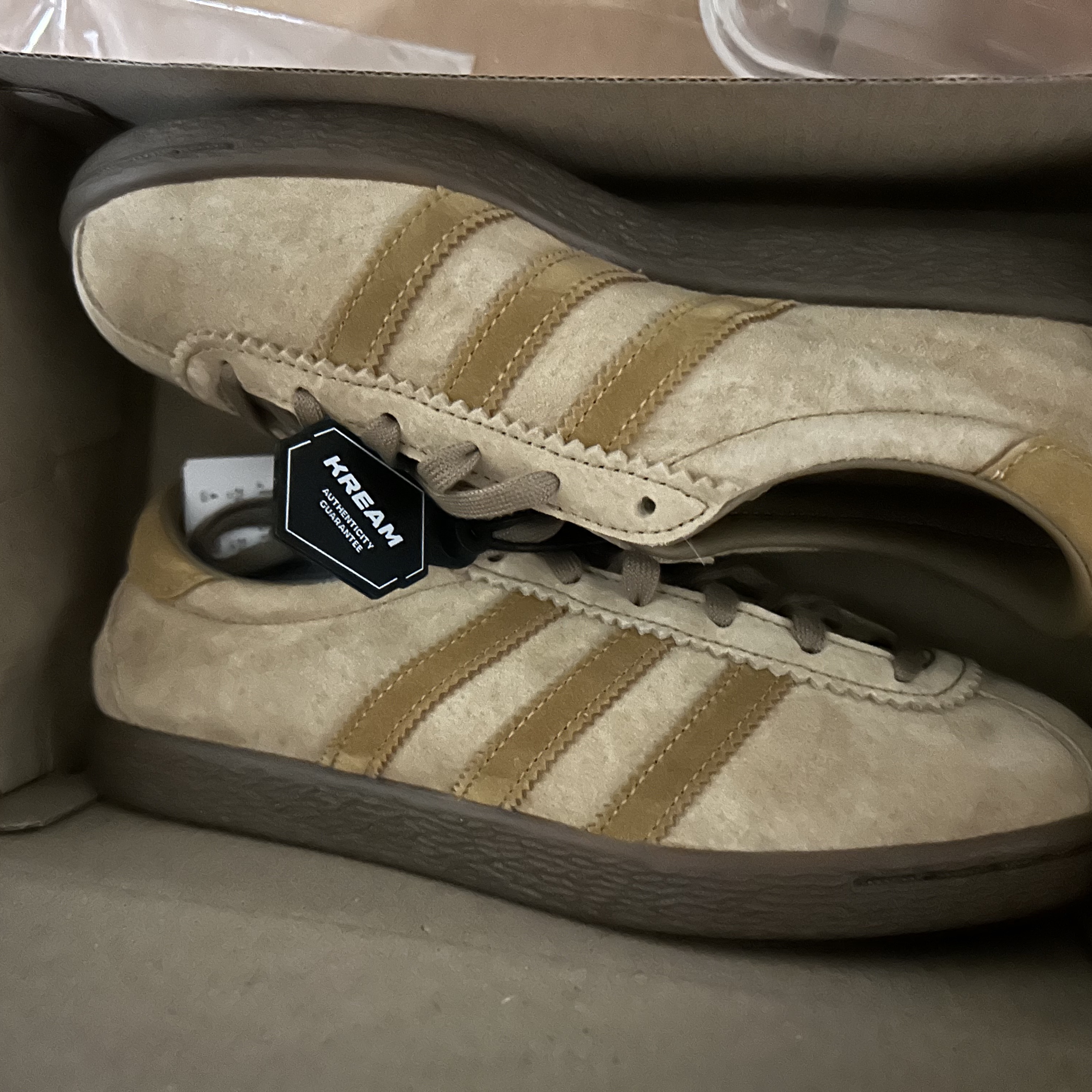 Adidas Tobacco Pantone Mesa 착용 스타일