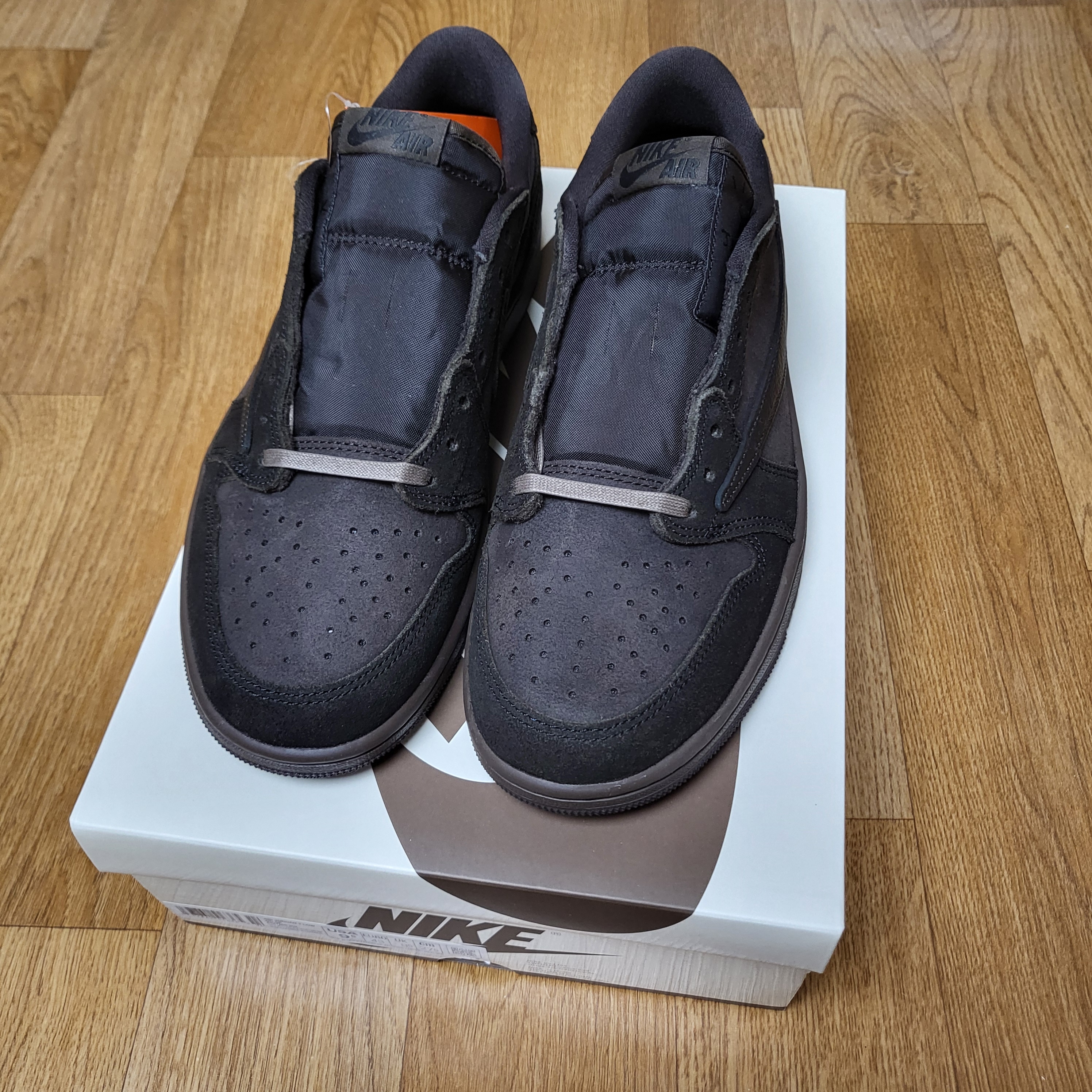 Jordan 1 x Travis Scott Retro Low OG SP Velvet Brown and Dark Mocha 착용 스타일 - 5