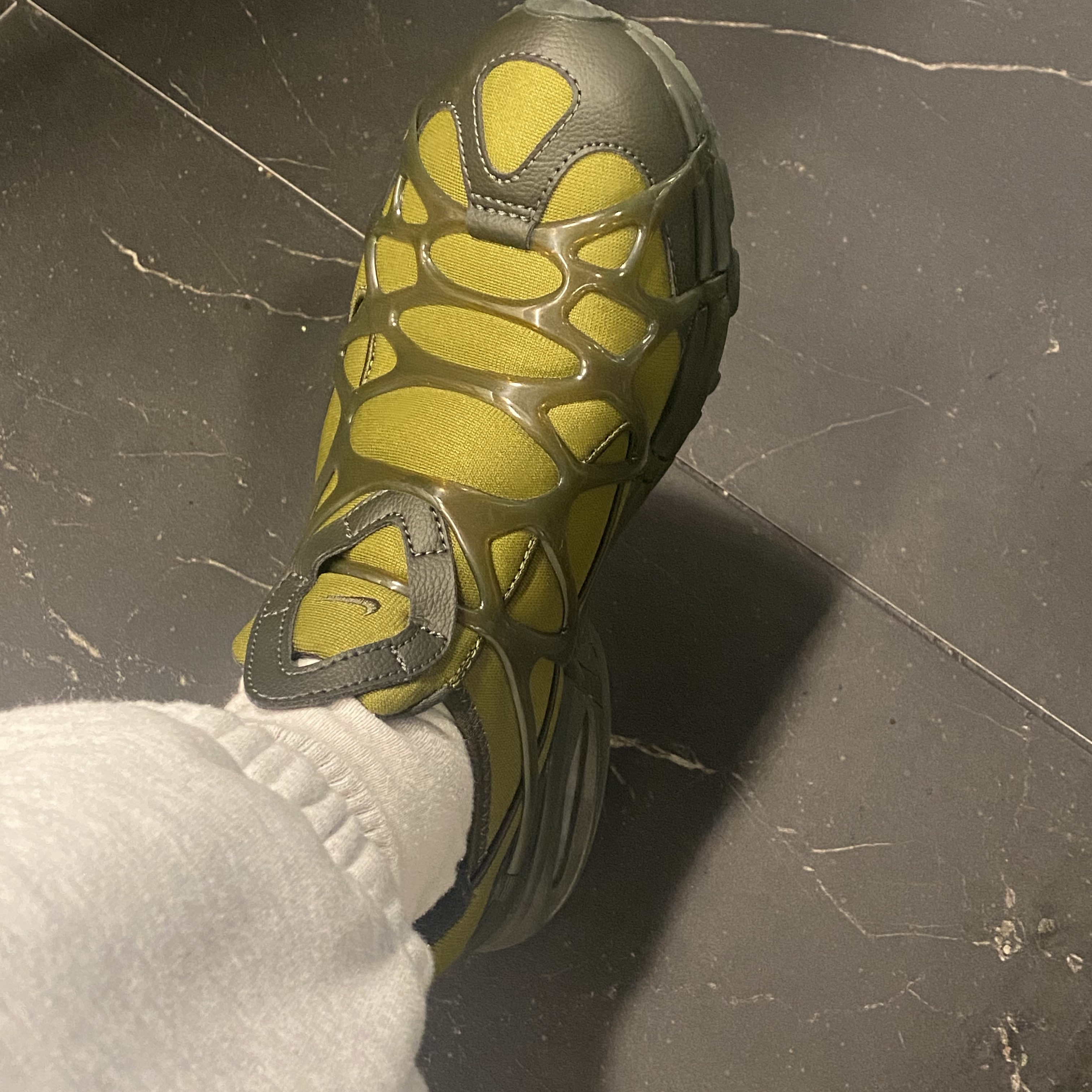 Nike Air Kukini Pilgrim Sequoia 착용 스타일 - 2