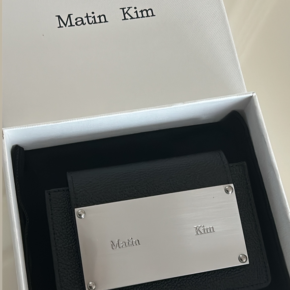 Matin Kim Accordion Wallet Black 착용 스타일 - 1