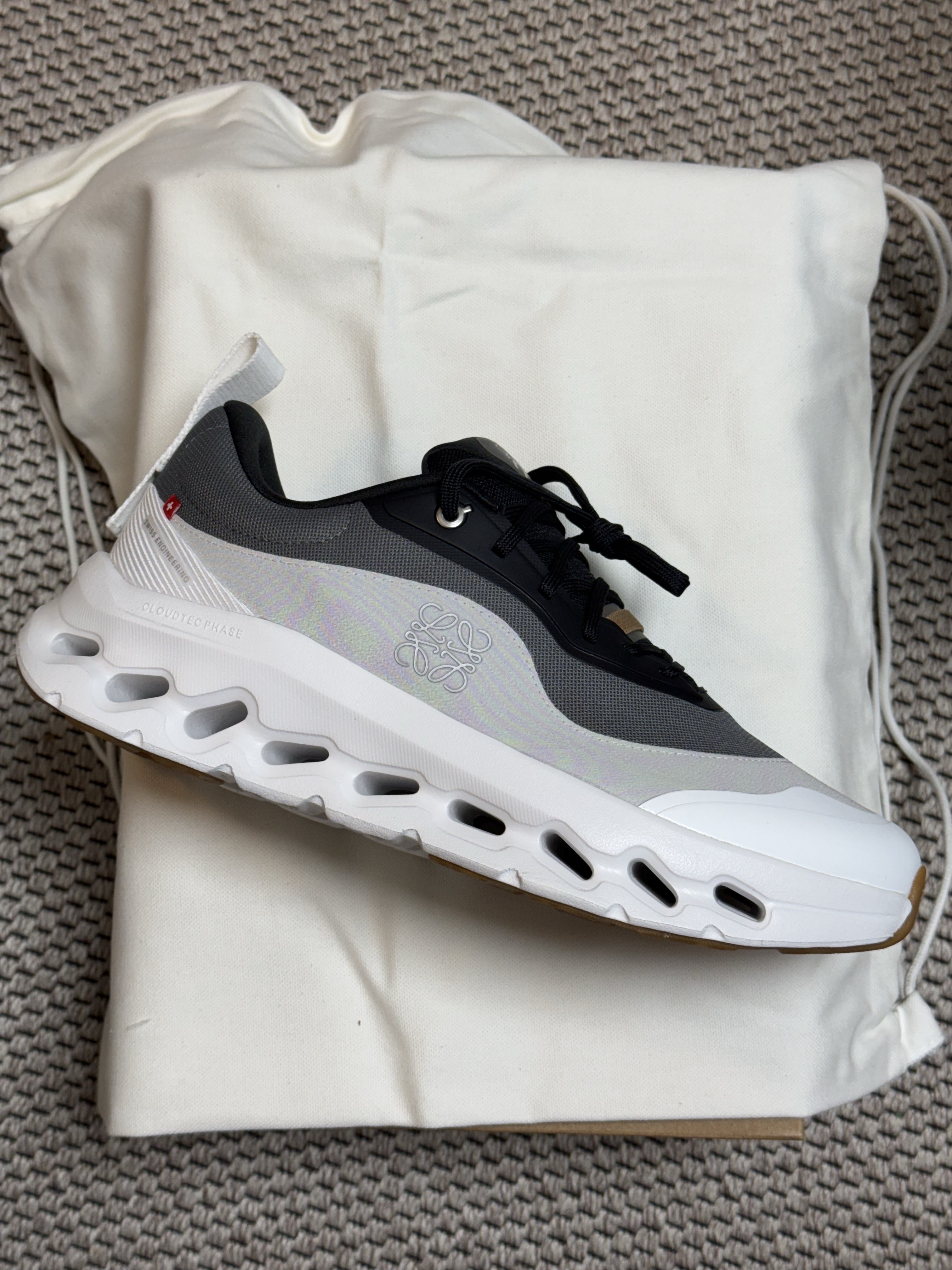 Loewe x On Running Cloudtilt 2.0 Black White Gum 착용 스타일 - 2