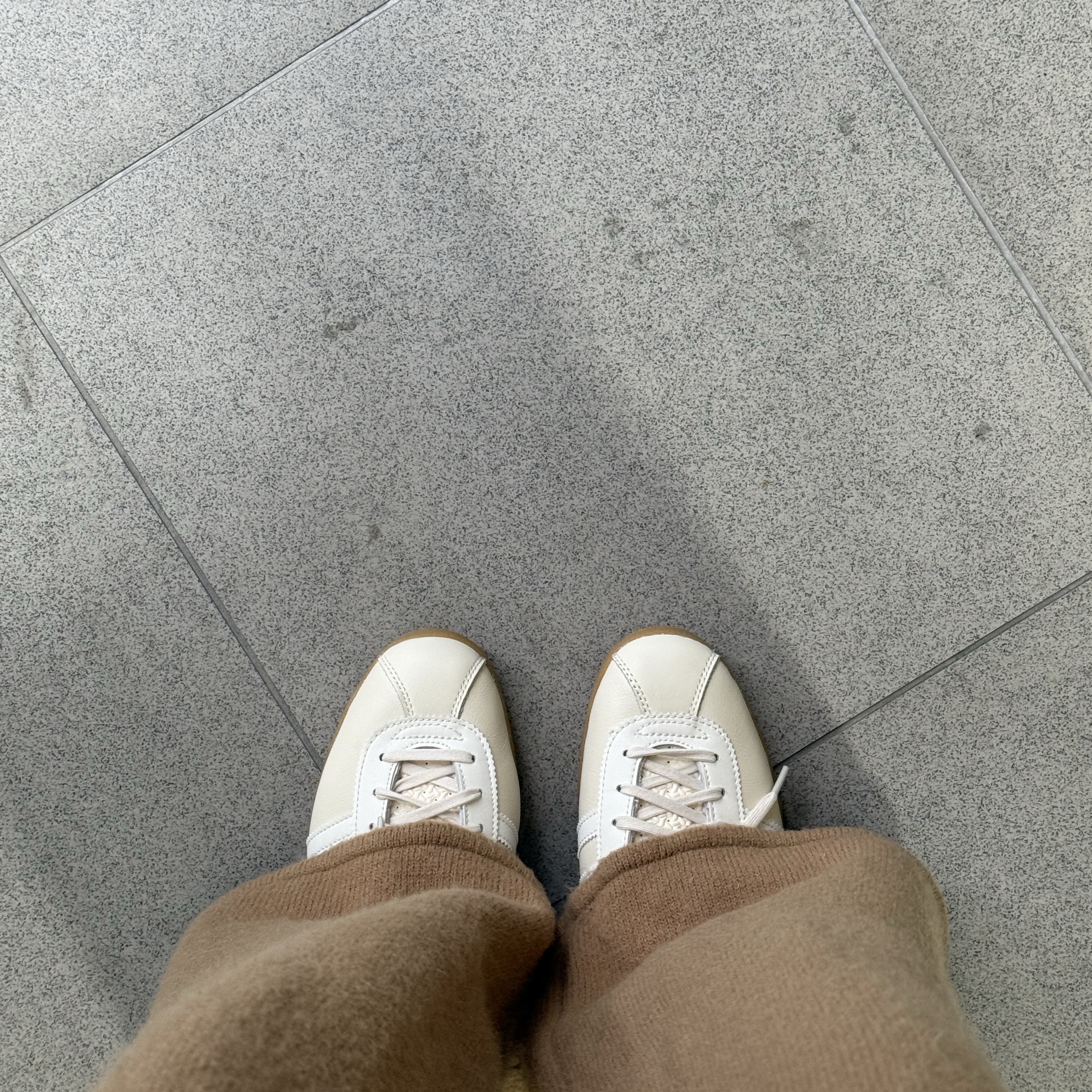 Adidas London Wonder White Core White 착용 스타일