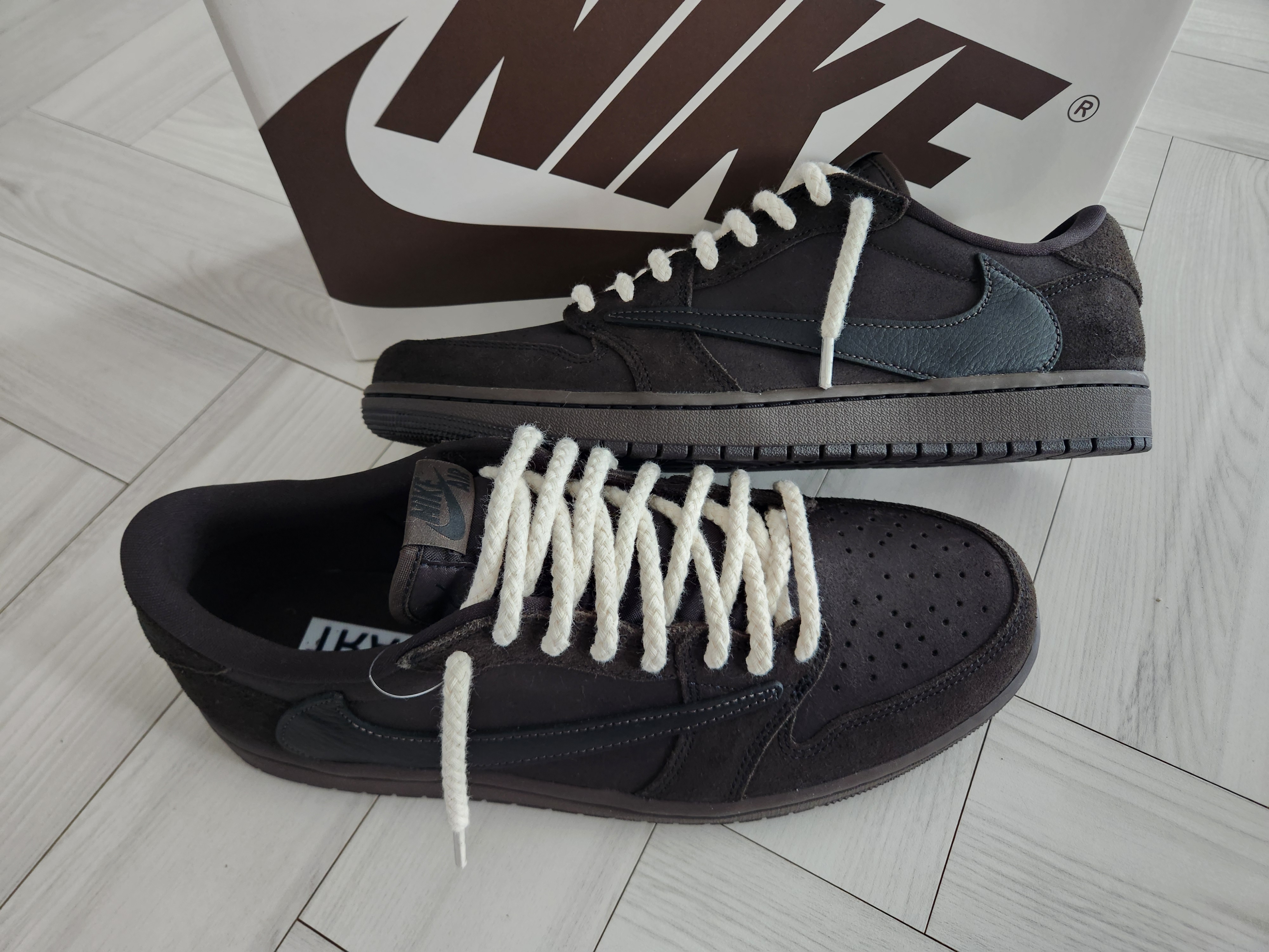 Jordan 1 x Travis Scott Retro Low OG SP Velvet Brown and Dark Mocha 착용 스타일 - 4