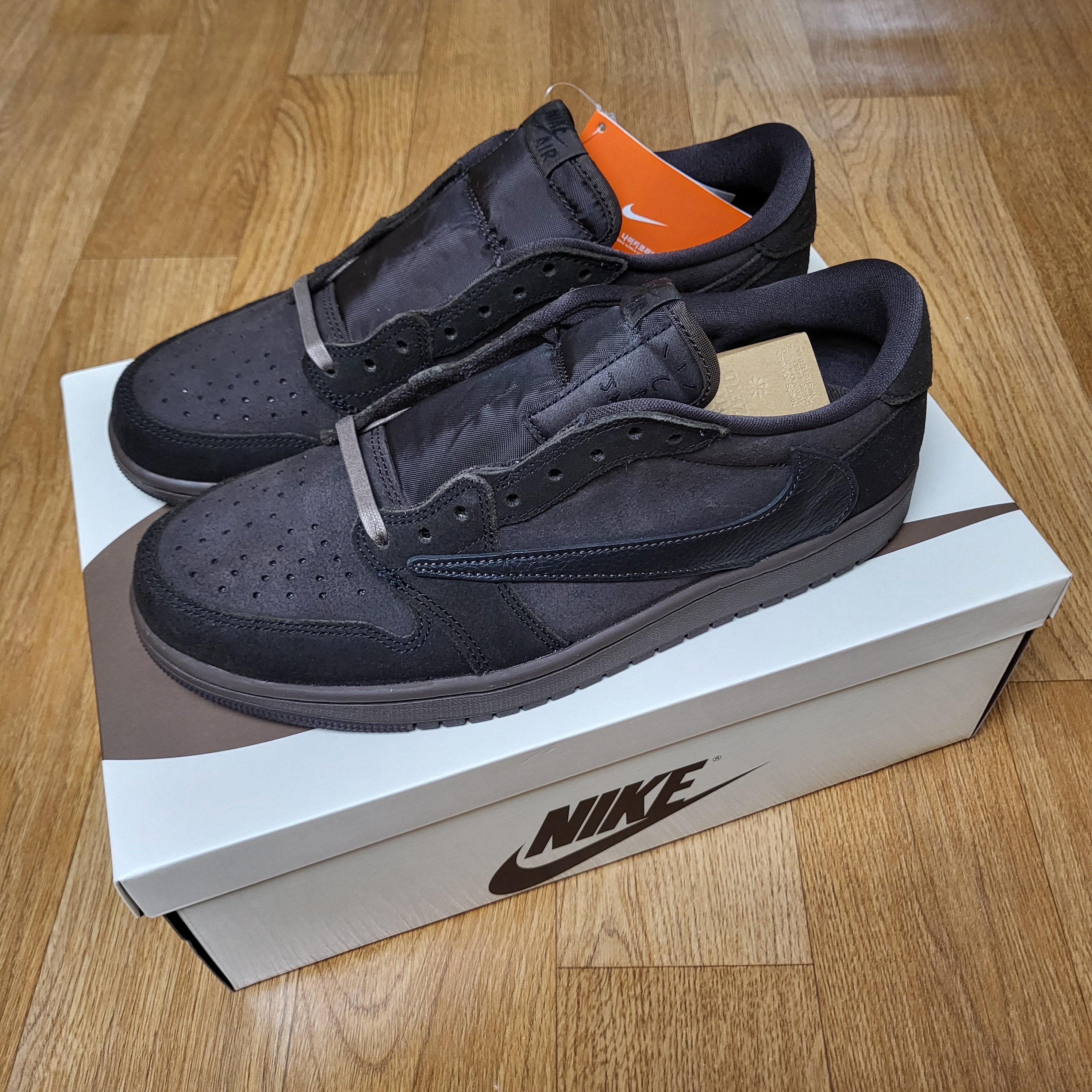 Jordan 1 x Travis Scott Retro Low OG SP Velvet Brown and Dark Mocha 착용 스타일 - 1