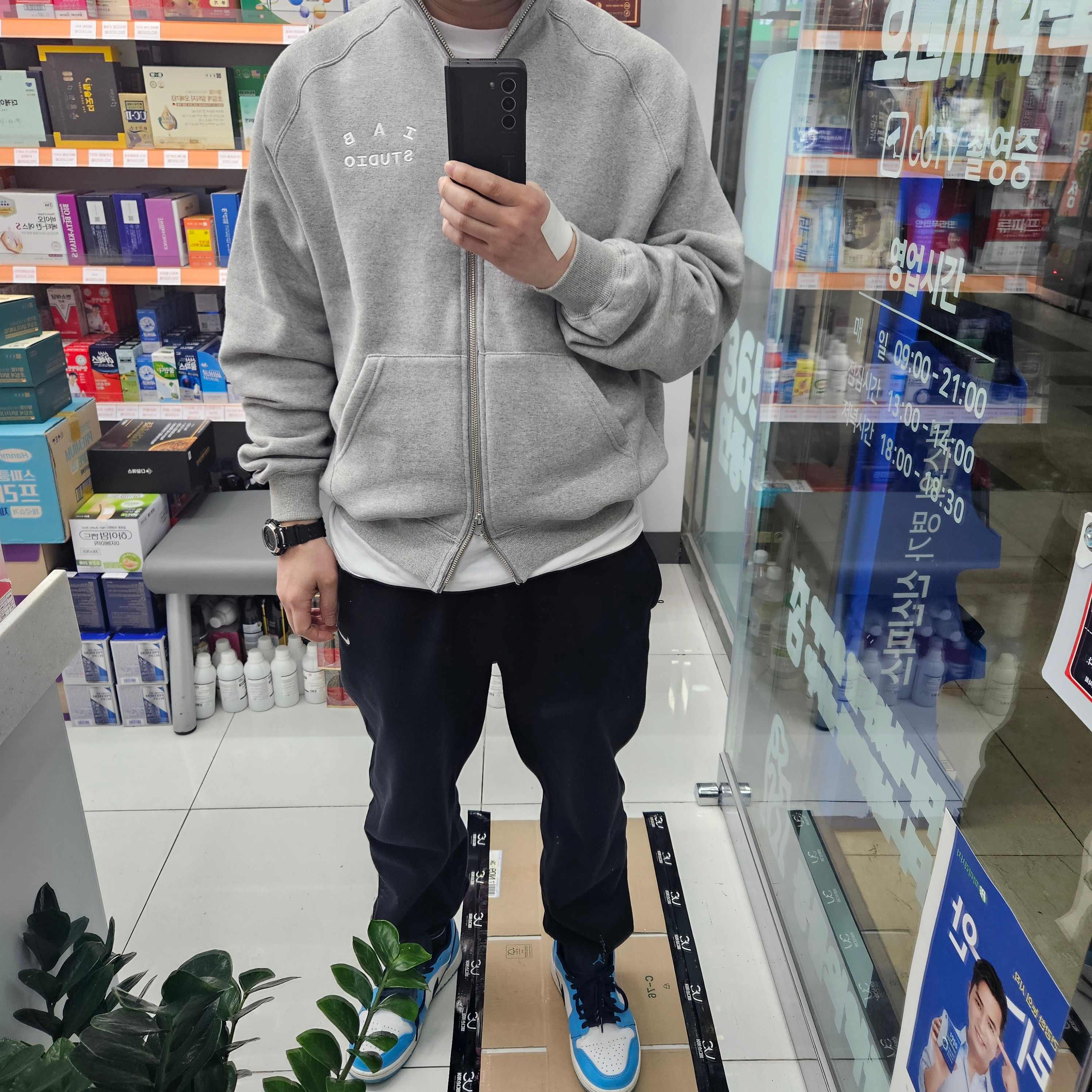 IAB Studio 2Way Full Zip-Up Gray White, Jordan 1 Low Dark Powder Blue 착용 스타일
