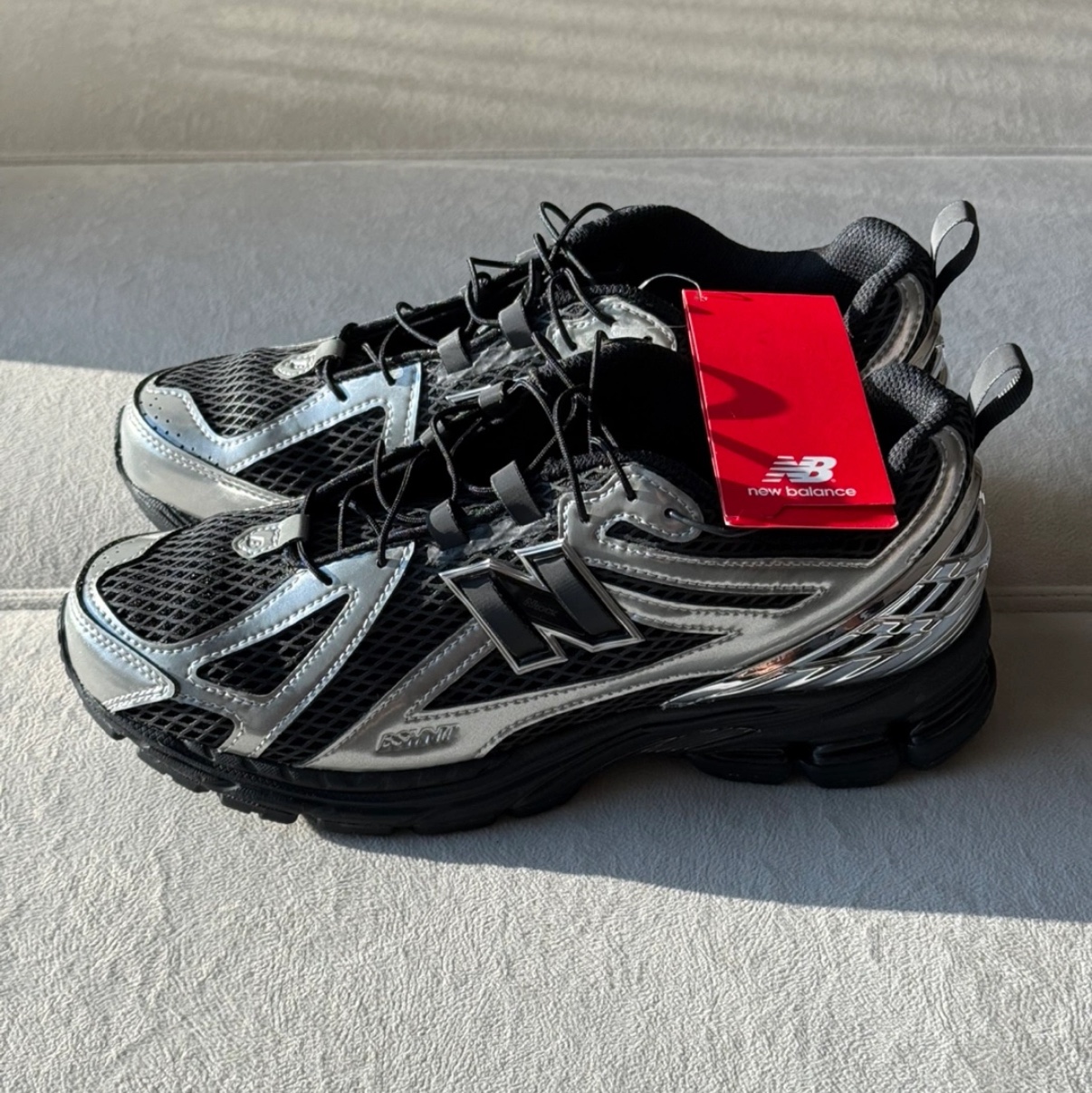 New Balance x The Basement 1906R Silver Metallic Black 착용 스타일 - 1