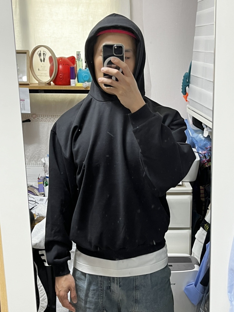 Yeezy x Gosha Rubchinskiy YZY Black Dogs Hoodie Black 착용 스타일 - 3