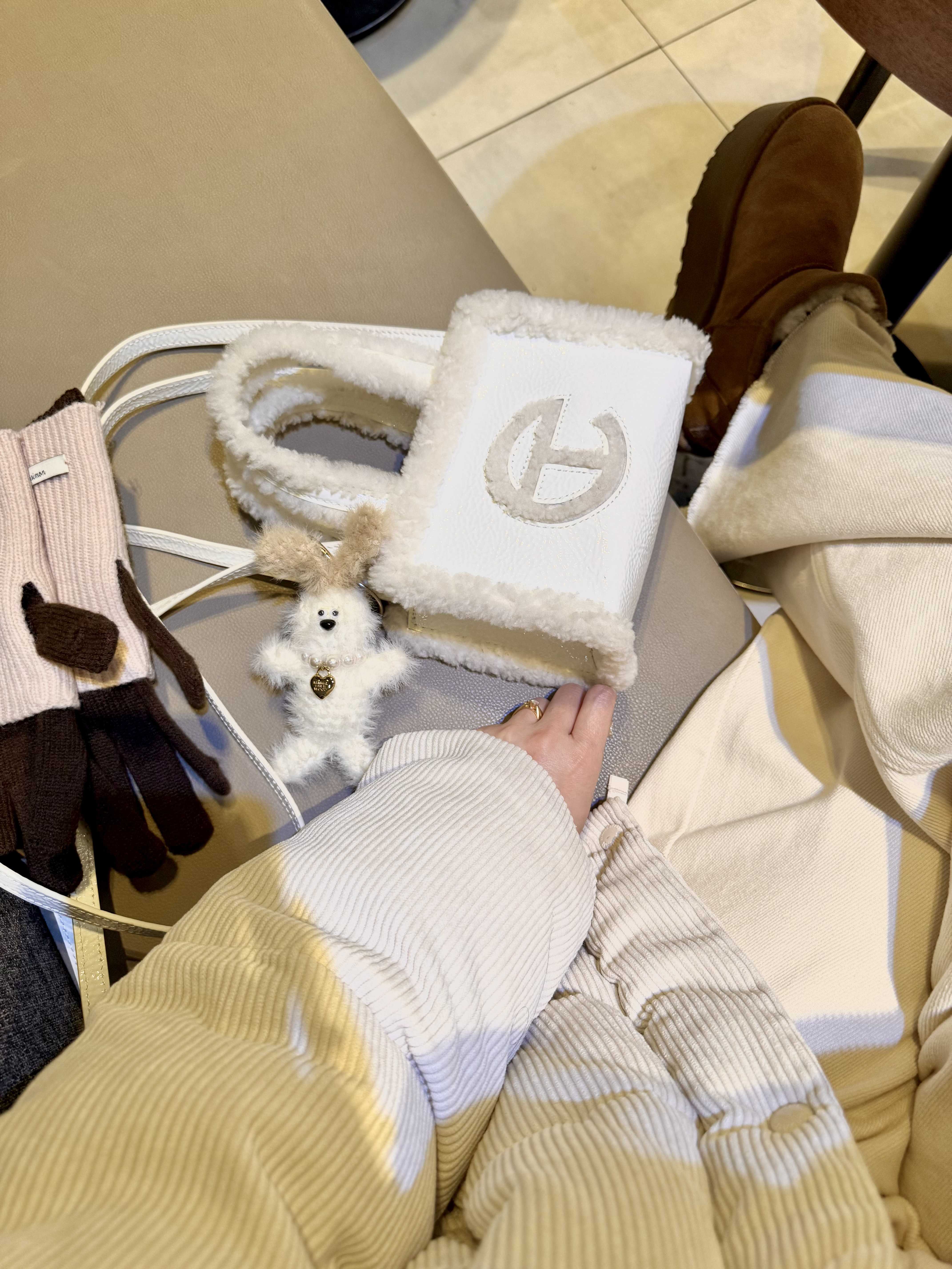 (W) UGG Classic Ultra Mini Platform Boots Chestnut, Margesherwood Wood Baby Keyring White 착용 스타일 - 3