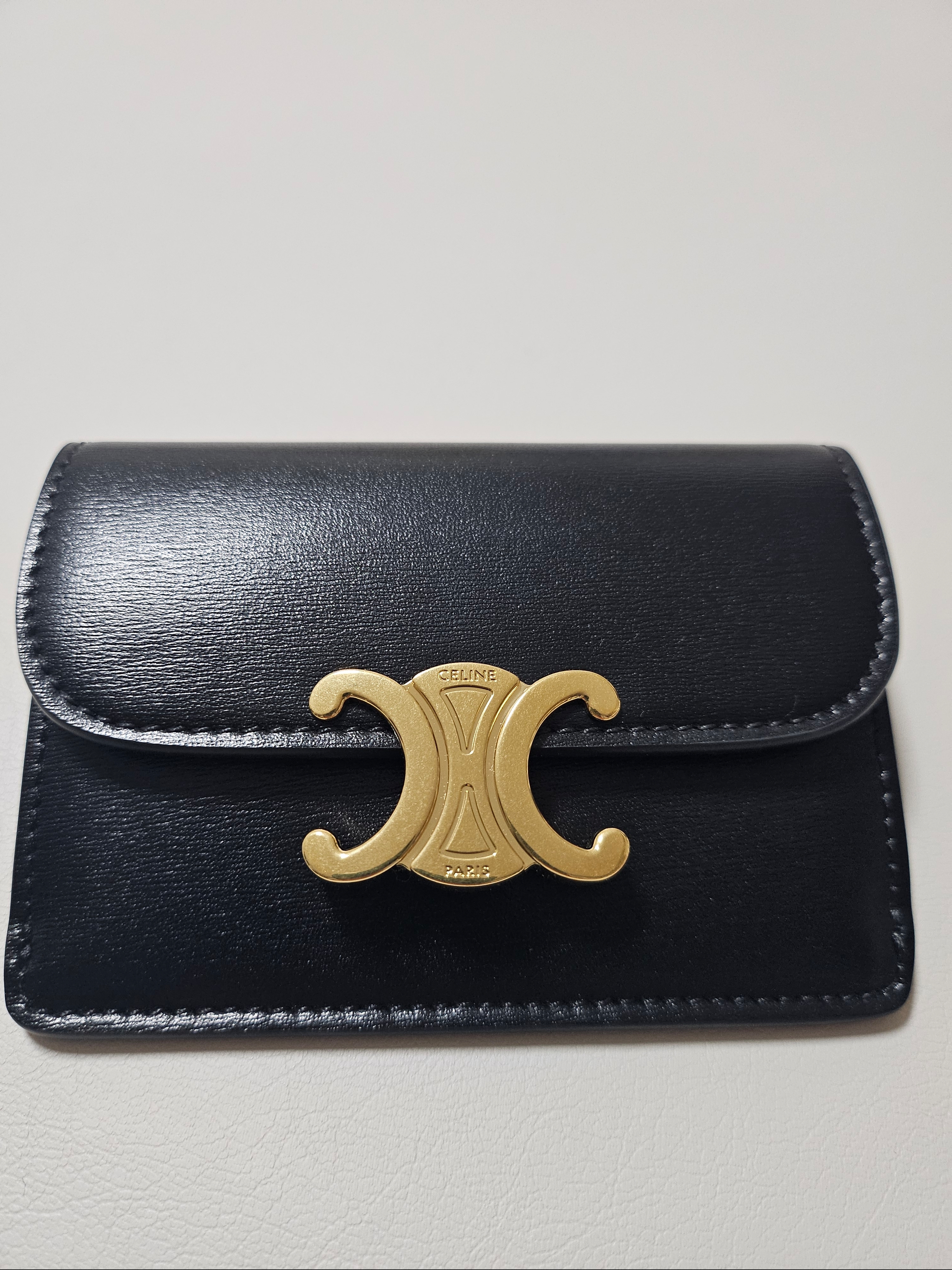 Celine Card Holder with Flap in Shiny Calfskin Black 착용 스타일
