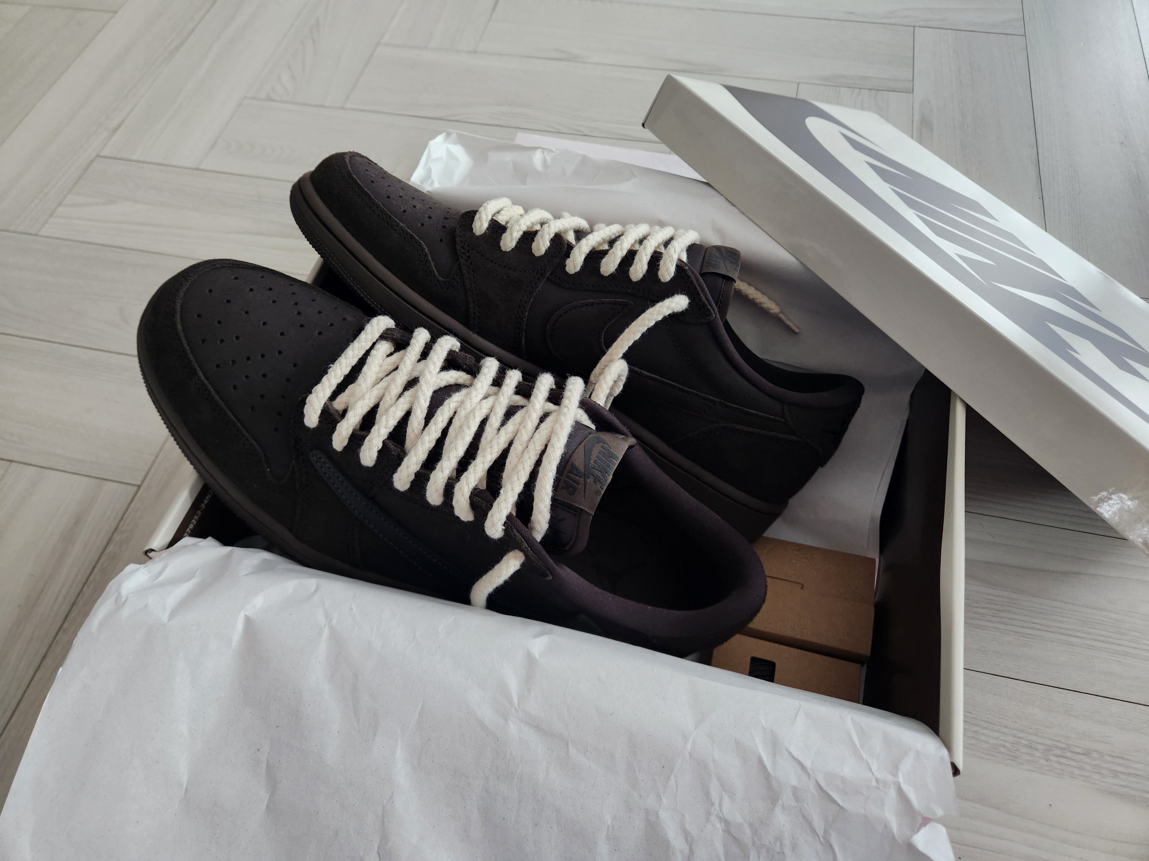 Jordan 1 x Travis Scott Retro Low OG SP Velvet Brown and Dark Mocha 착용 스타일 - 1