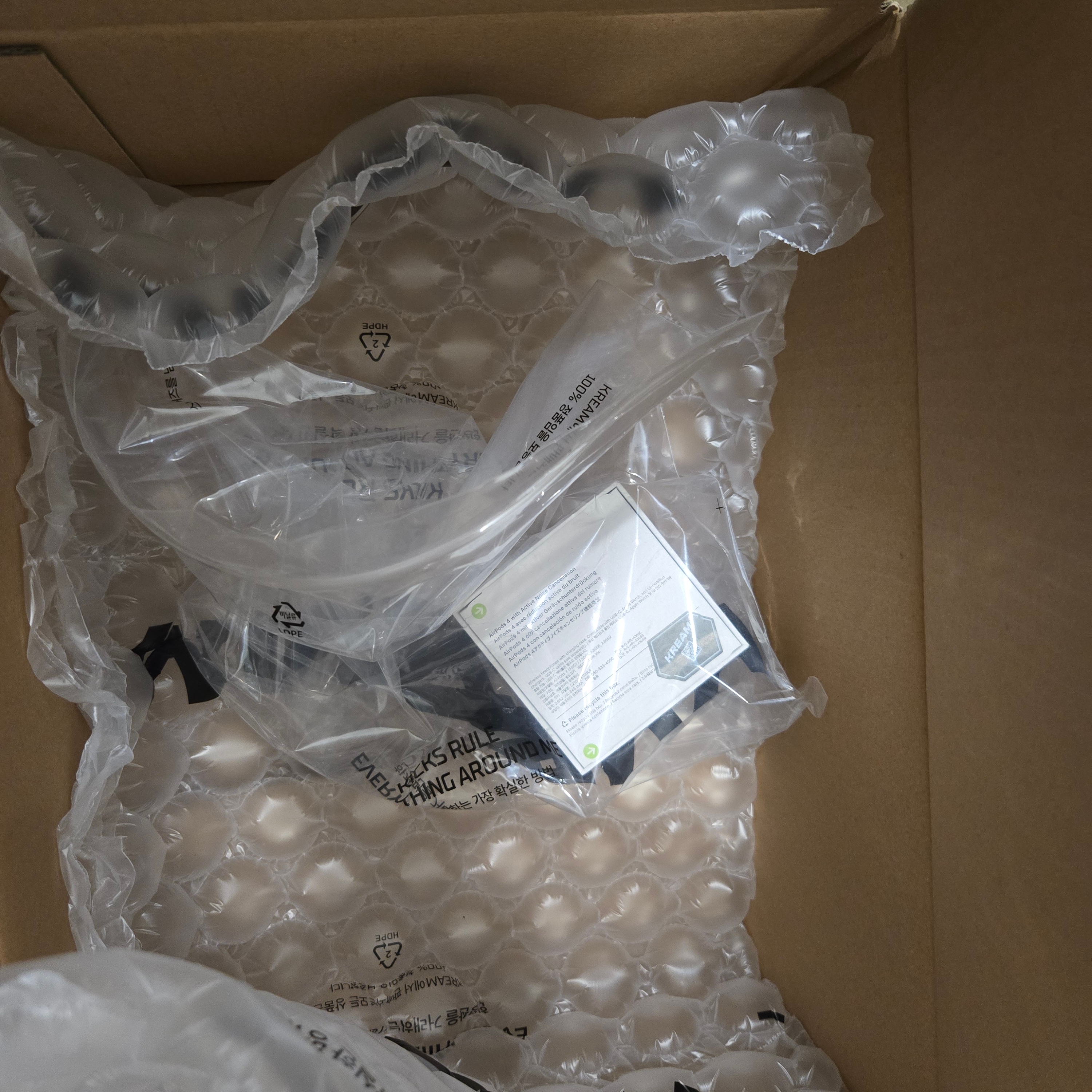 Apple AirPods 4th Gen with Active Noise Cancellation (Korean Ver.) 착용 스타일