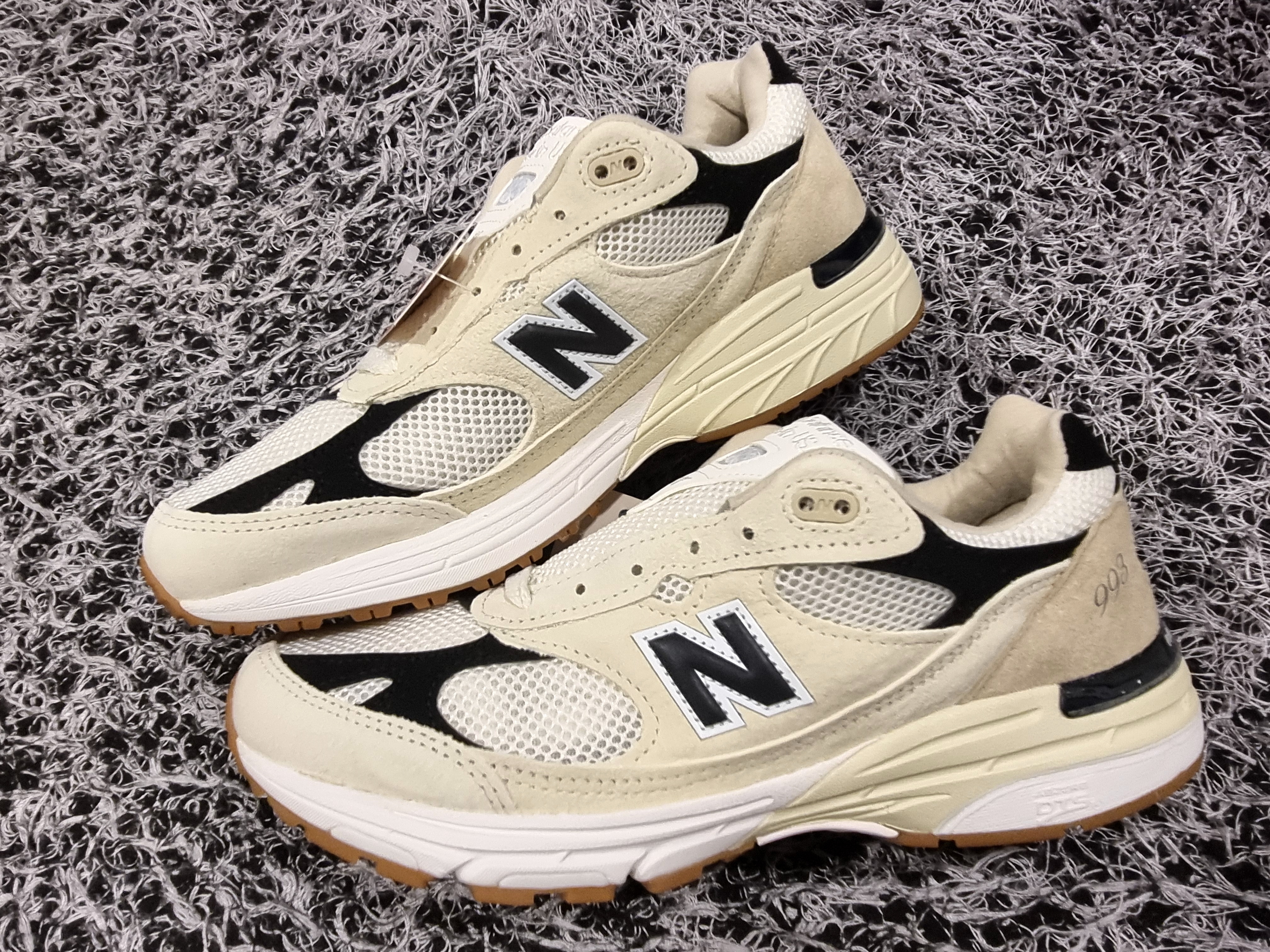 New Balance 993 Made in USA Sea Salt Black 착용 스타일 - 3