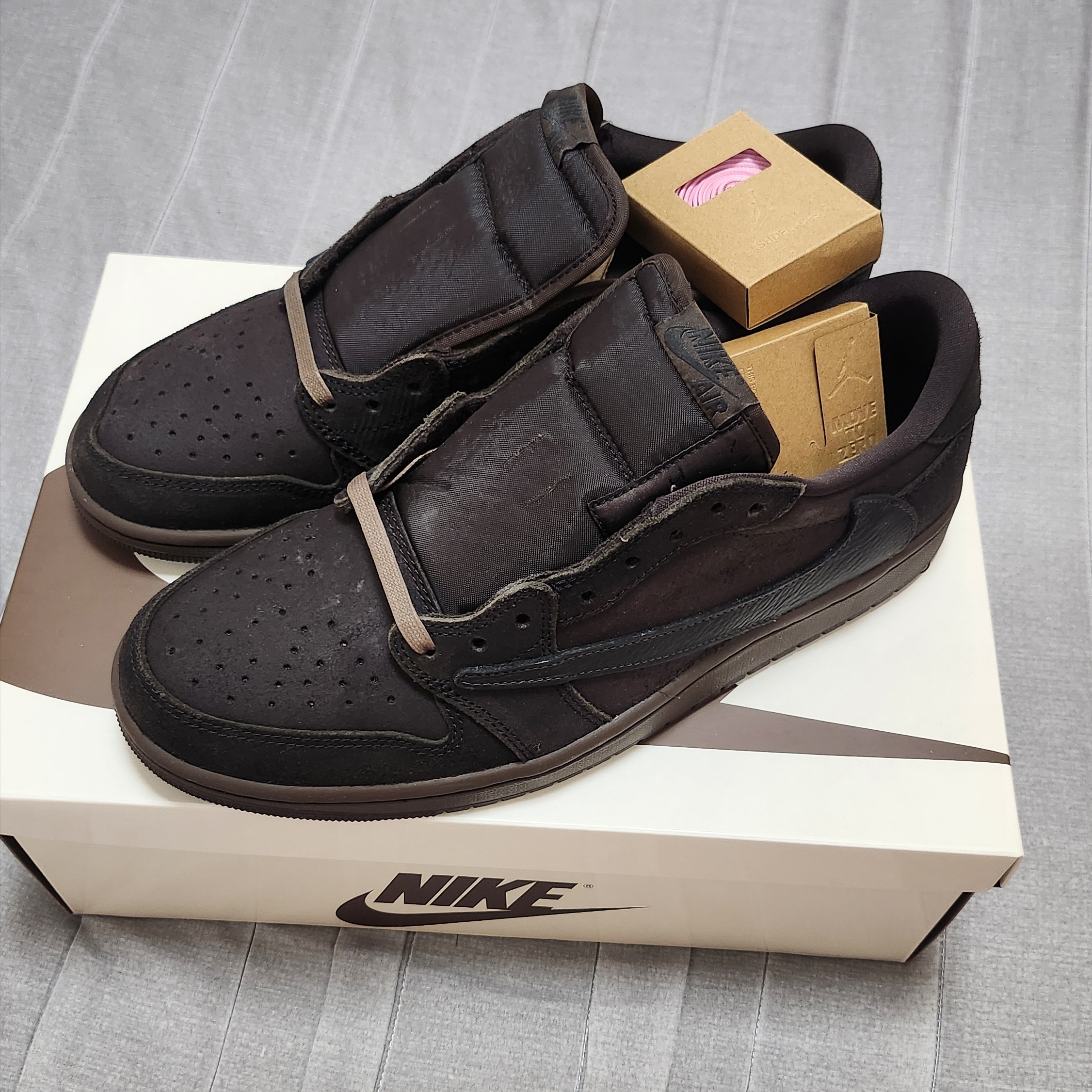 Jordan 1 x Travis Scott Retro Low OG SP Velvet Brown and Dark Mocha 착용 스타일