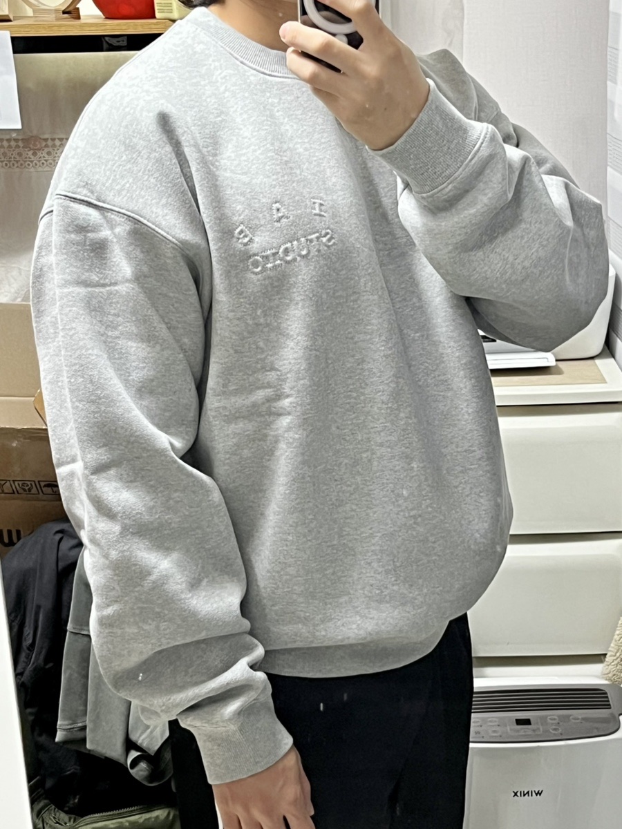 IAB Studio Embossed Sweatshirt Gray 착용 스타일 - 3