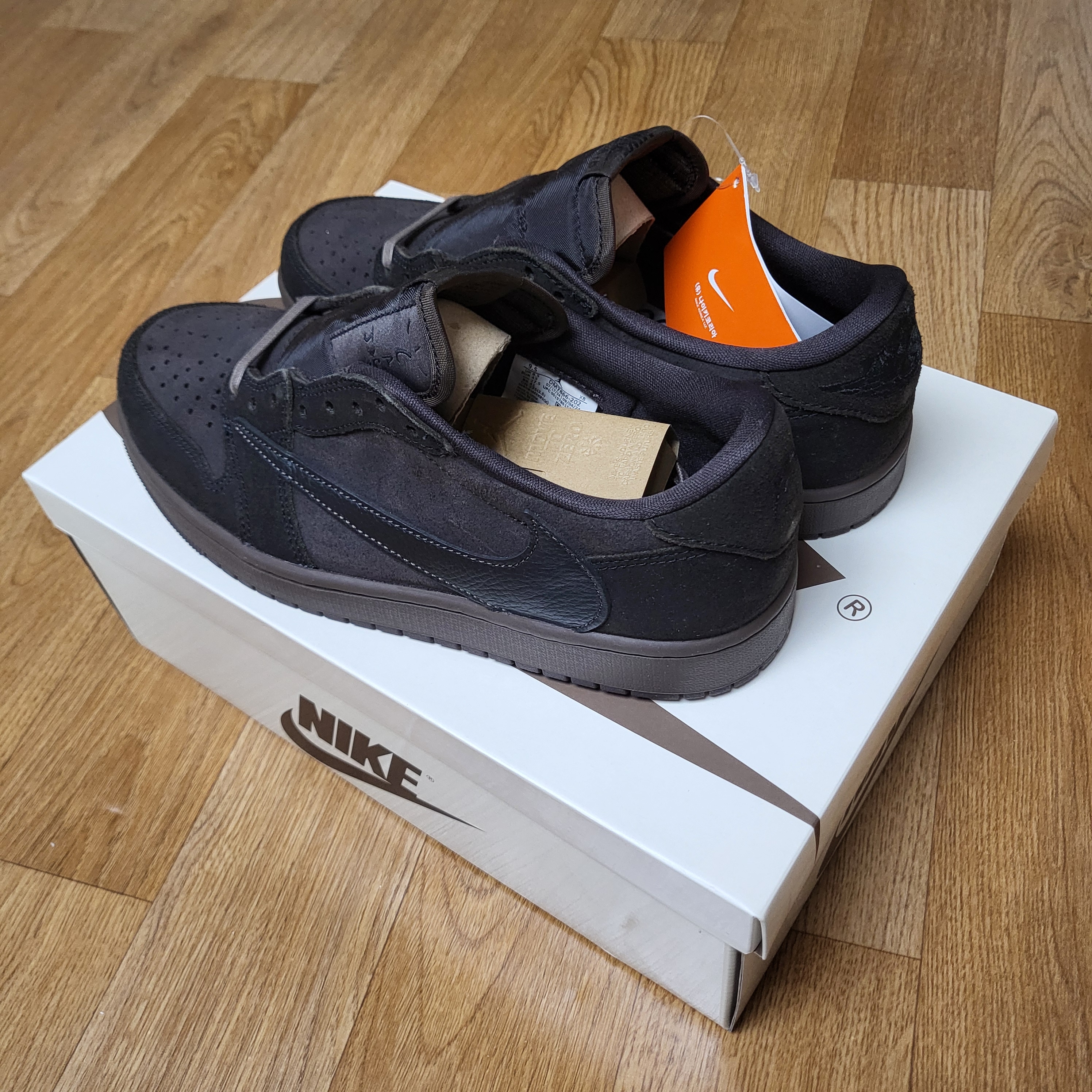 Jordan 1 x Travis Scott Retro Low OG SP Velvet Brown and Dark Mocha 착용 스타일 - 6