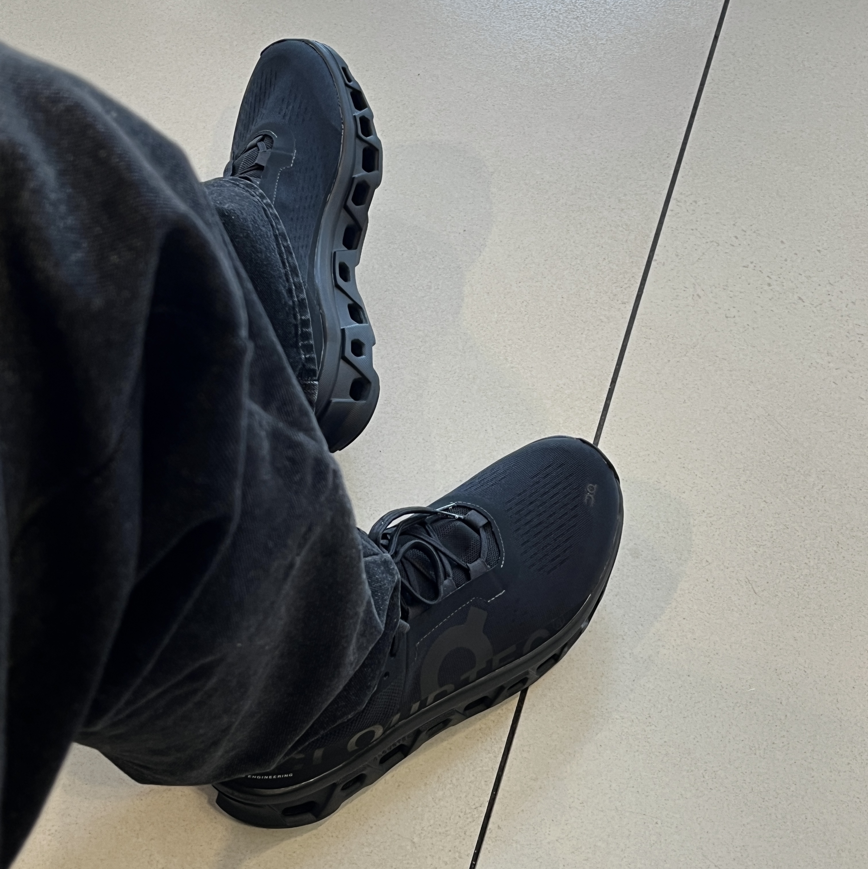 On Running Cloudmonster All Black 착용 스타일