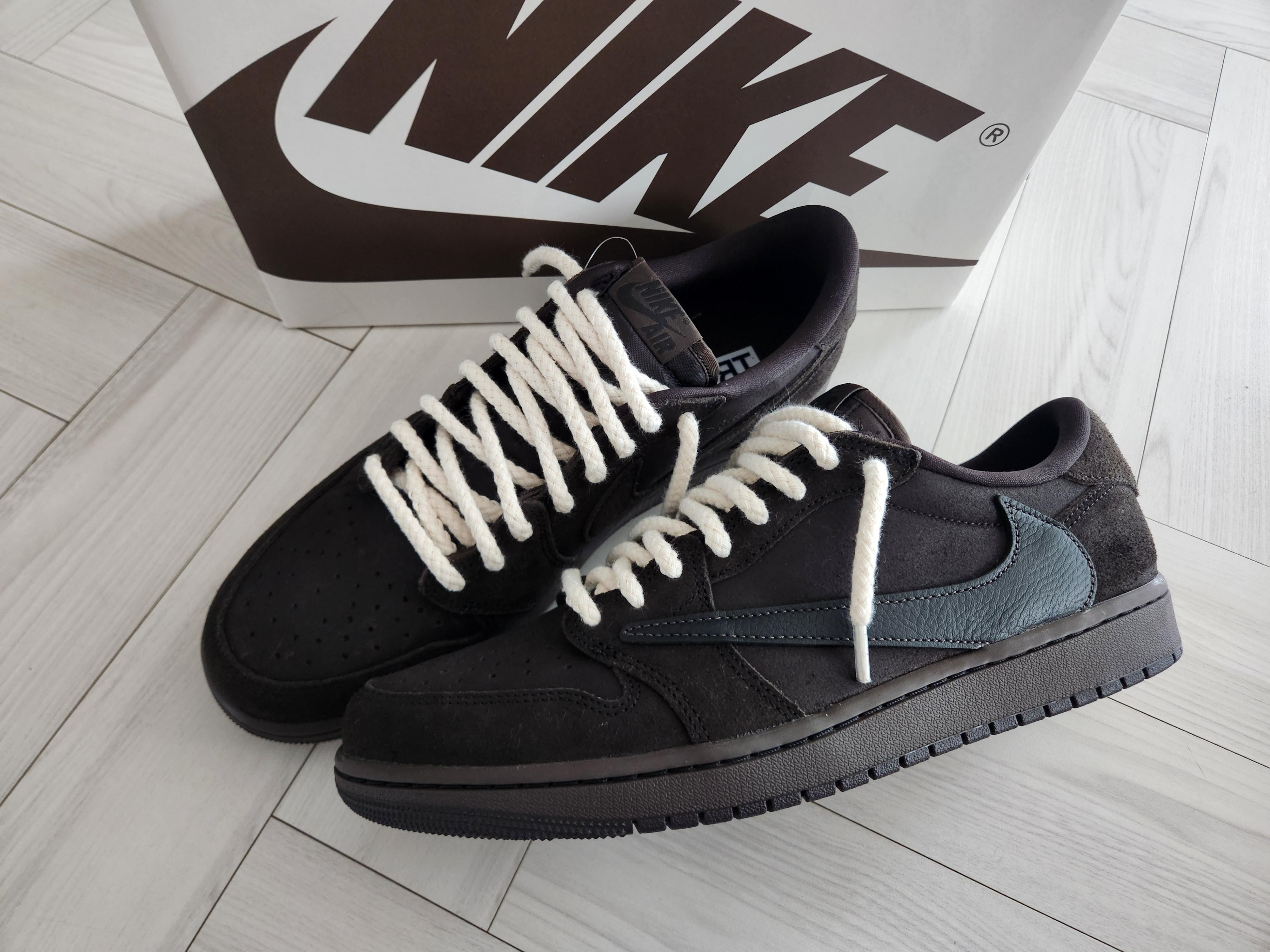 Jordan 1 x Travis Scott Retro Low OG SP Velvet Brown and Dark Mocha 착용 스타일 - 2