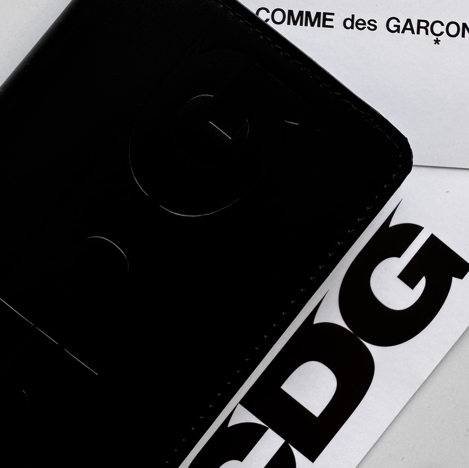 CDG Embossed Logo Wallet Black 착용 스타일