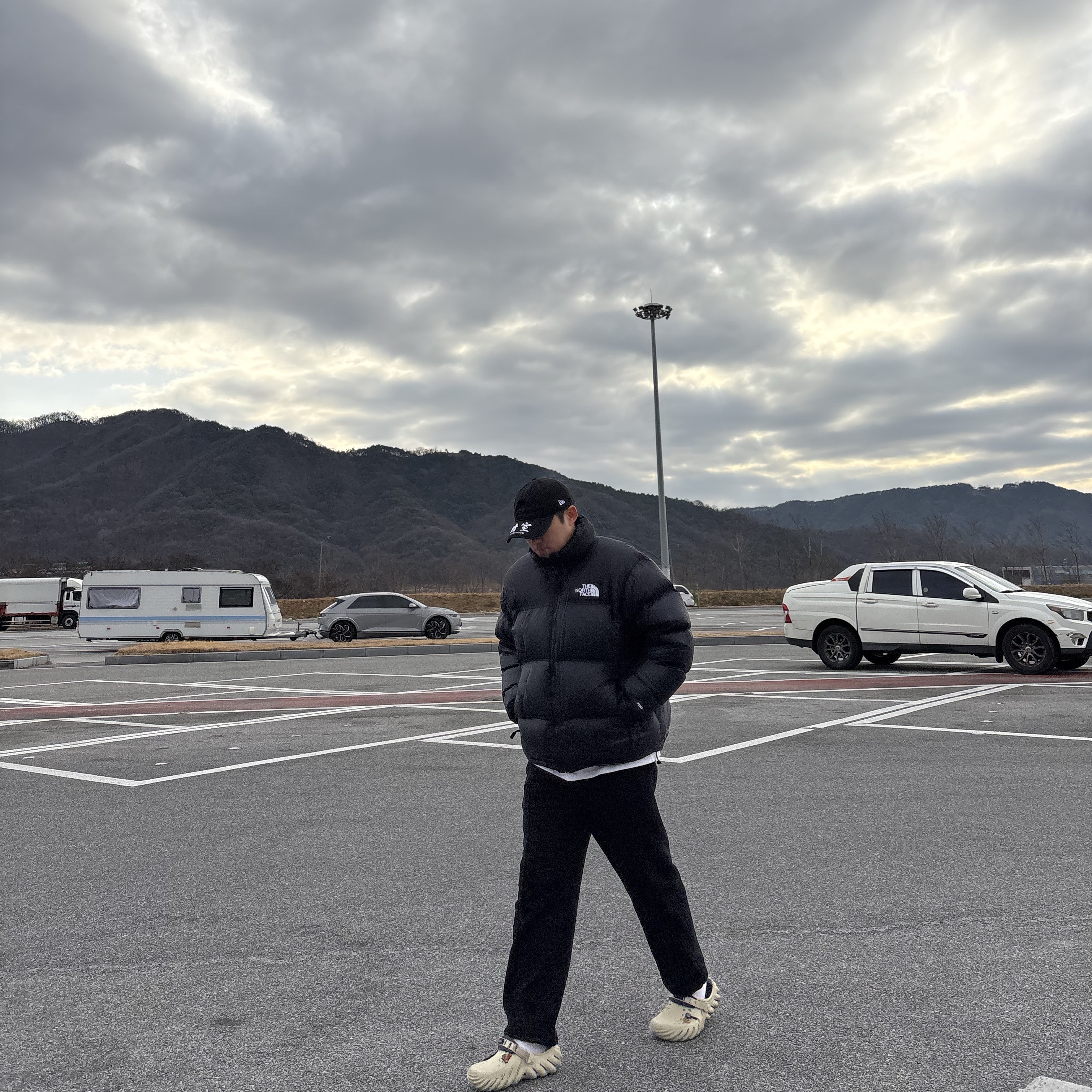 Darkr8m Studio x New Era Unstructured Ball Cap Black, The North Face 1996 Retro Nuptse Down Jacket TNF Black 착용 스타일