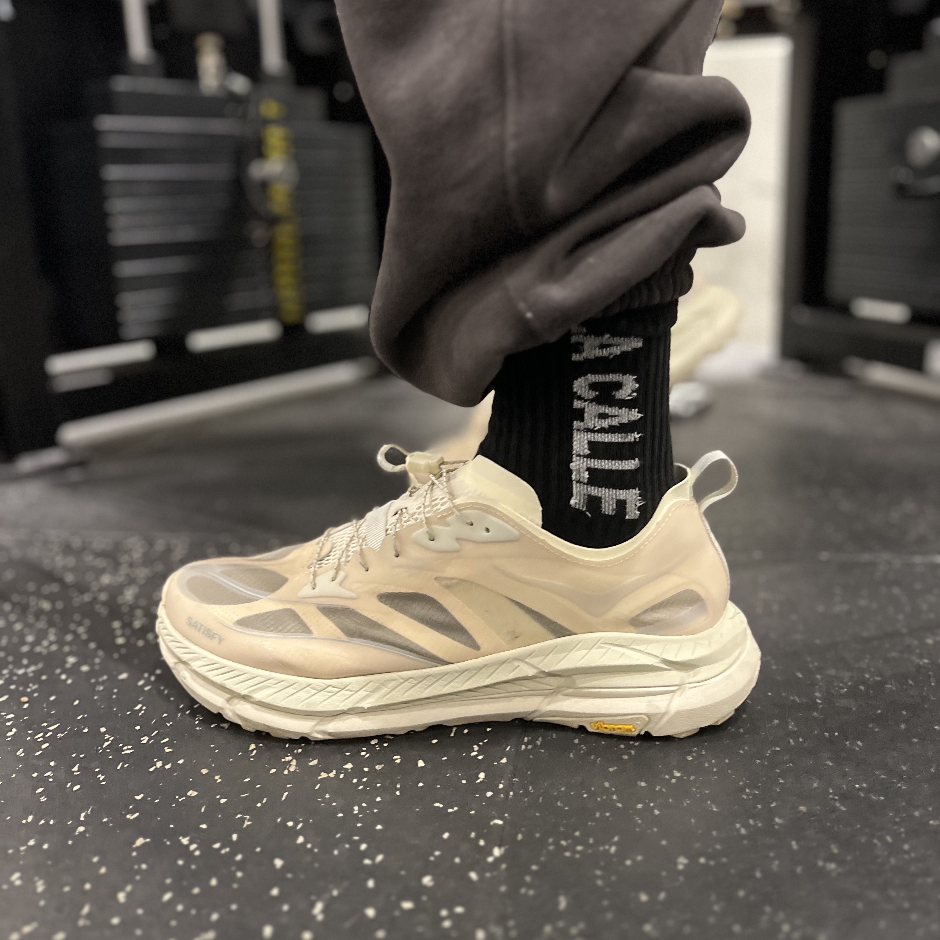Hoka x Satisfy Mafate Speed 4 Lite Bone 착용 스타일