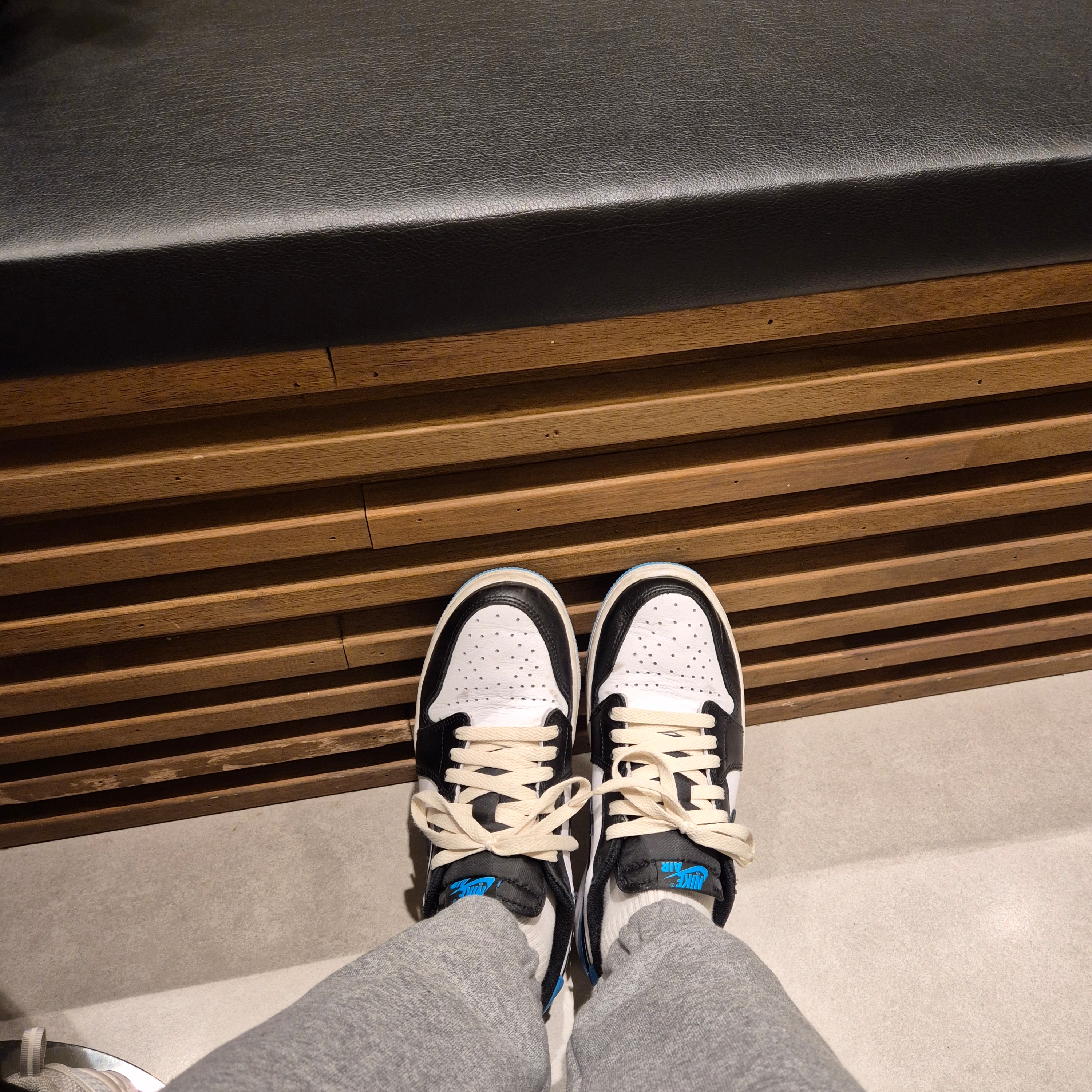 Jordan 1 Retro Low OG Black and Dark Powder Blue 착용 스타일