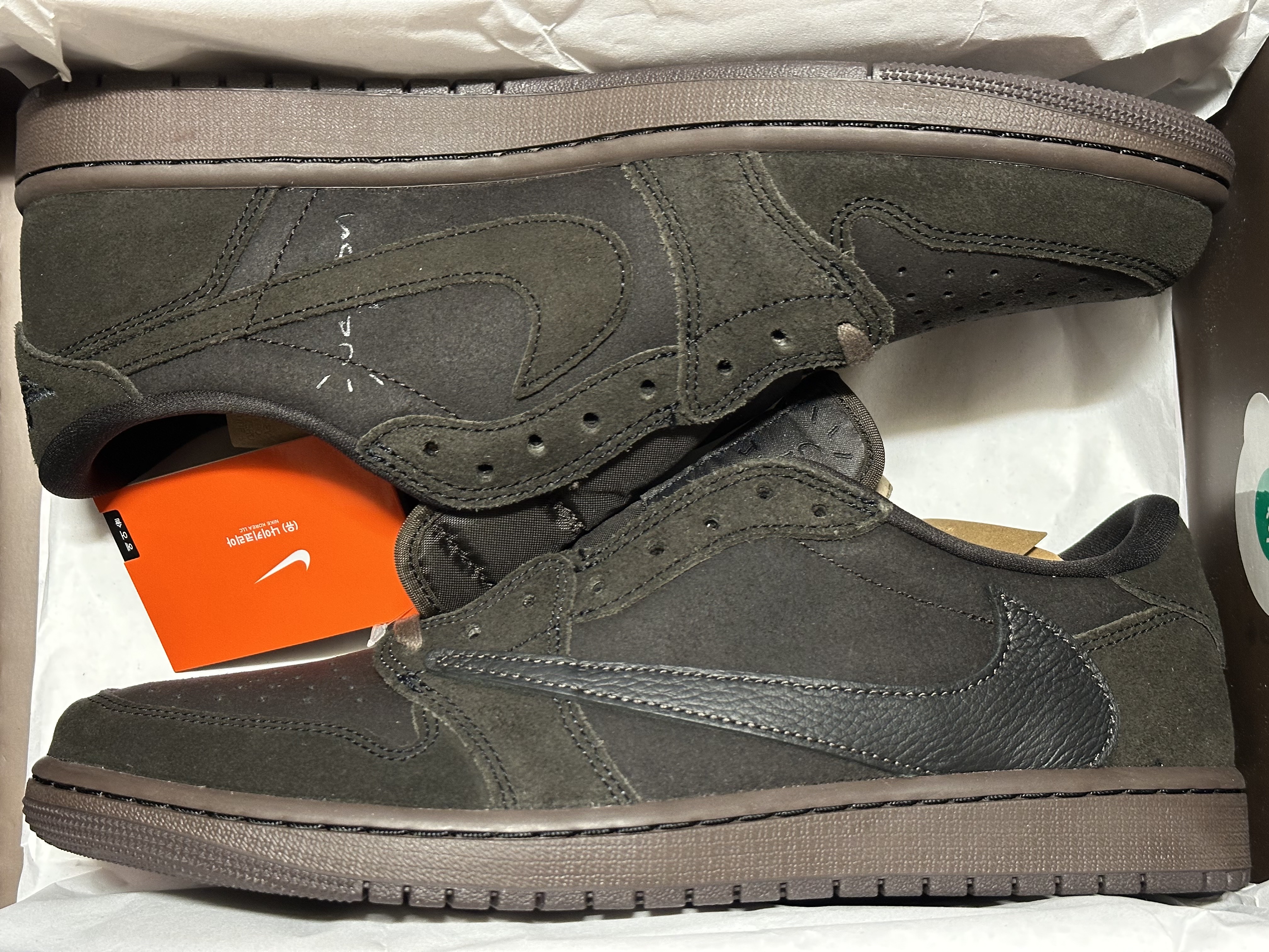 Jordan 1 x Travis Scott Retro Low OG SP Velvet Brown and Dark Mocha 착용 스타일 - 1