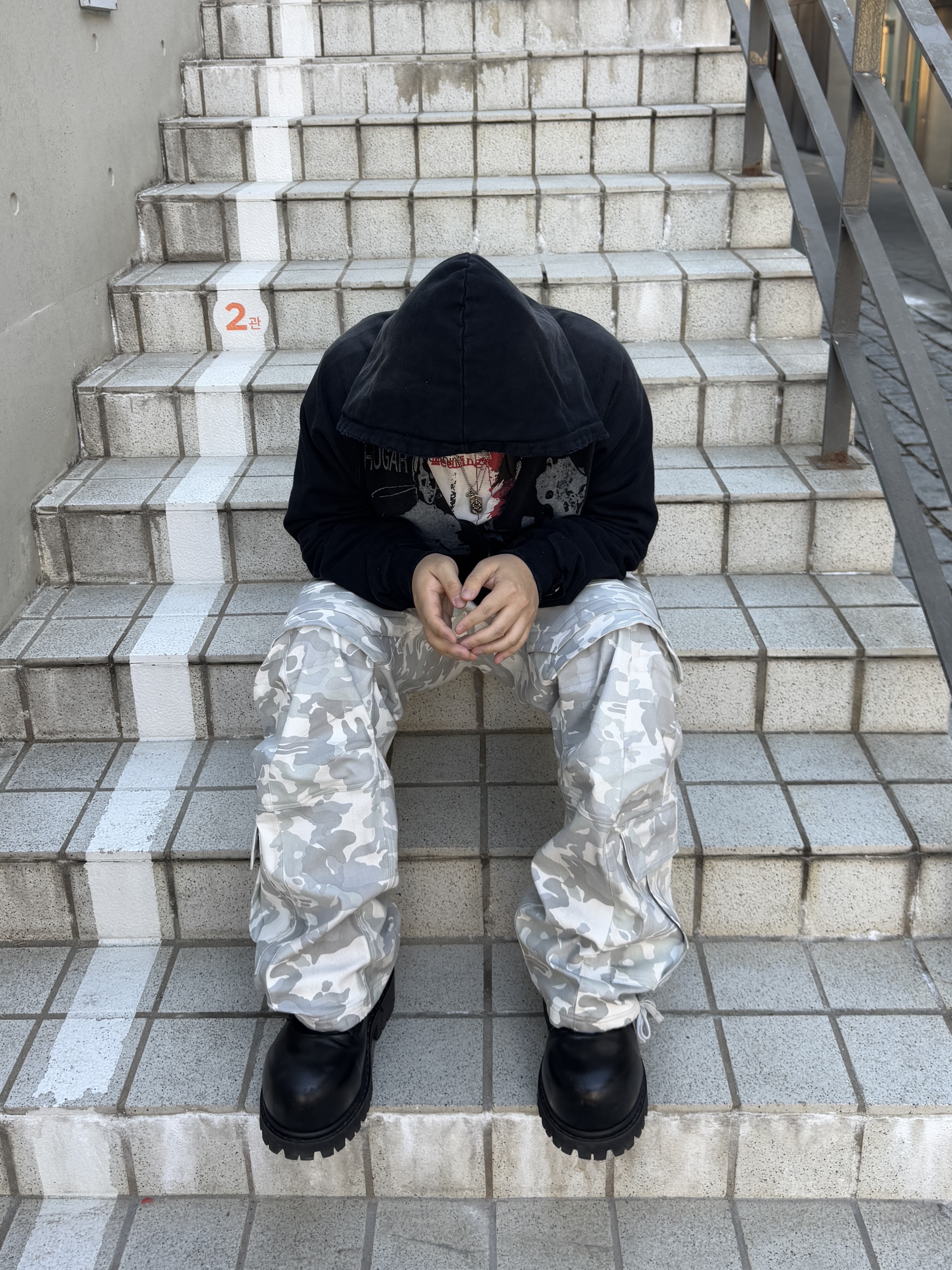 Farfromwhat Far Camo Cargo Pants White 착용 스타일