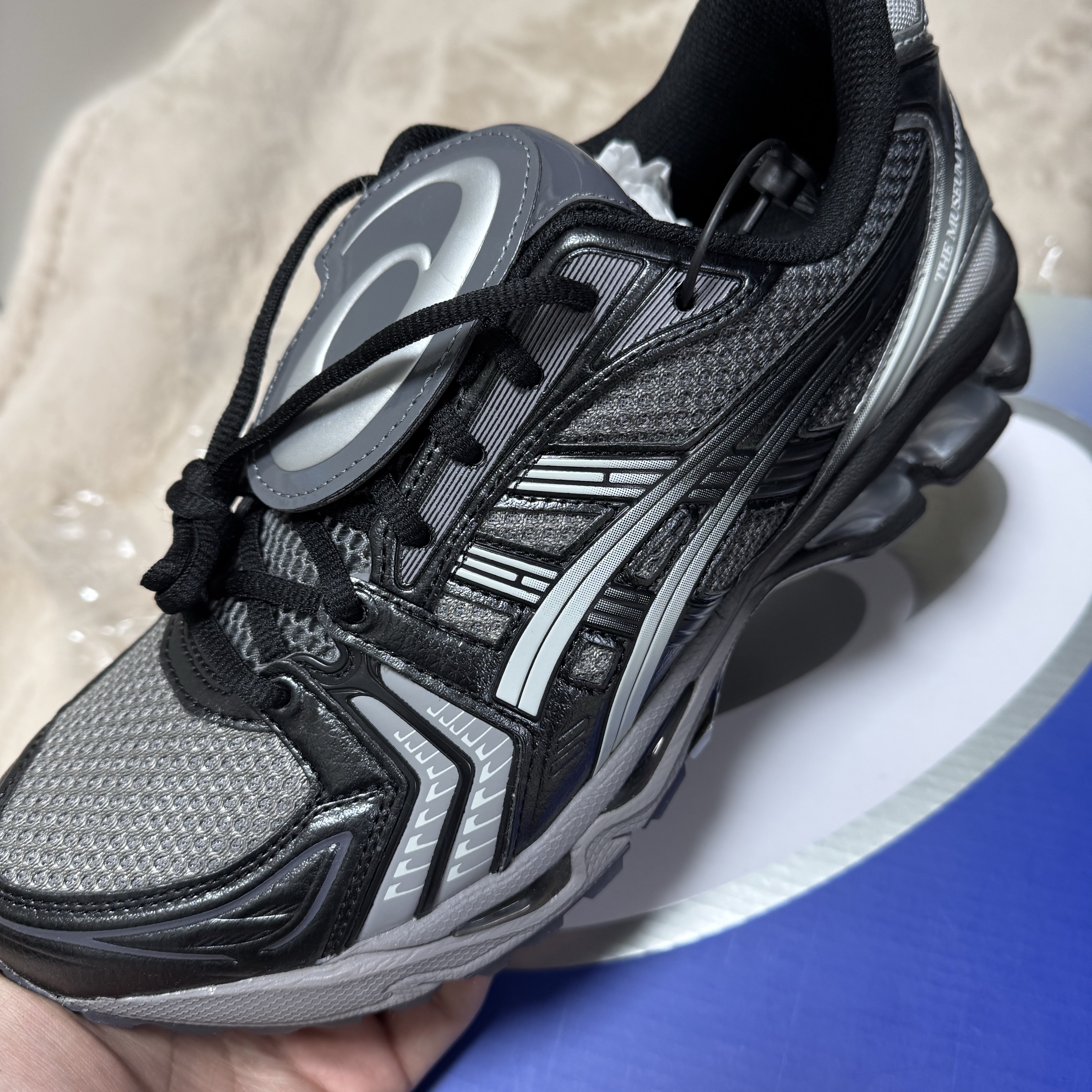 Asics x The Museum Visitor Gel-Kayano 14 Clay Grey Glacier Grey 착용 스타일 - 1
