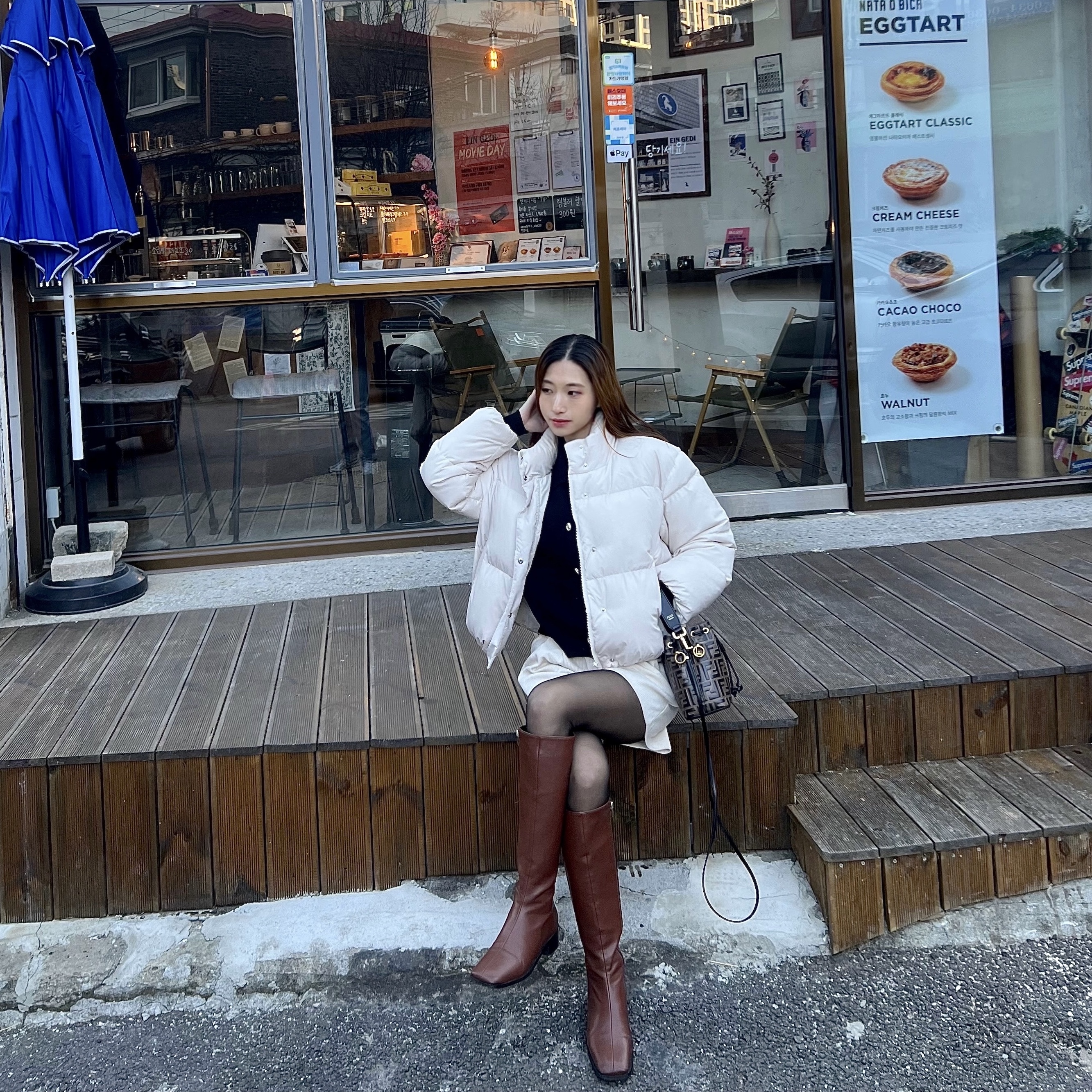 Fendi Mon Tresor FF Motif Leather Mini Bag Brown 착용 스타일 - 1