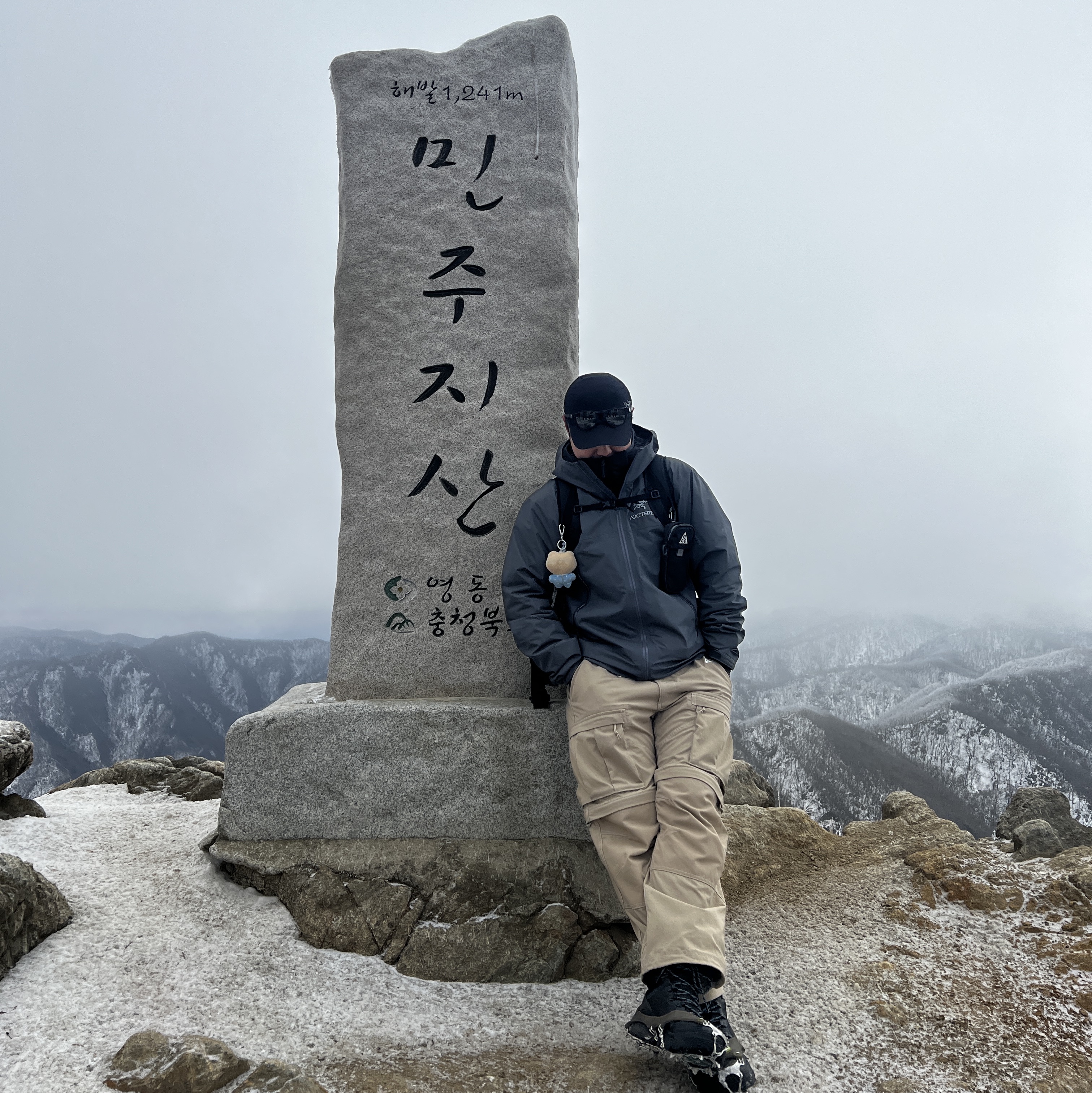 Arc'teryx Beta Jacket Cloud, Arc'teryx Calvus Cap Black 착용 스타일 - 1
