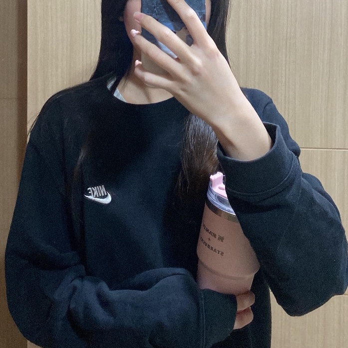 Starbucks SS Holiday Friends Quencher Tumbler 591ml, Nike NSW Club French Terry Crew Sweatshirt Black - Asia 착용 스타일