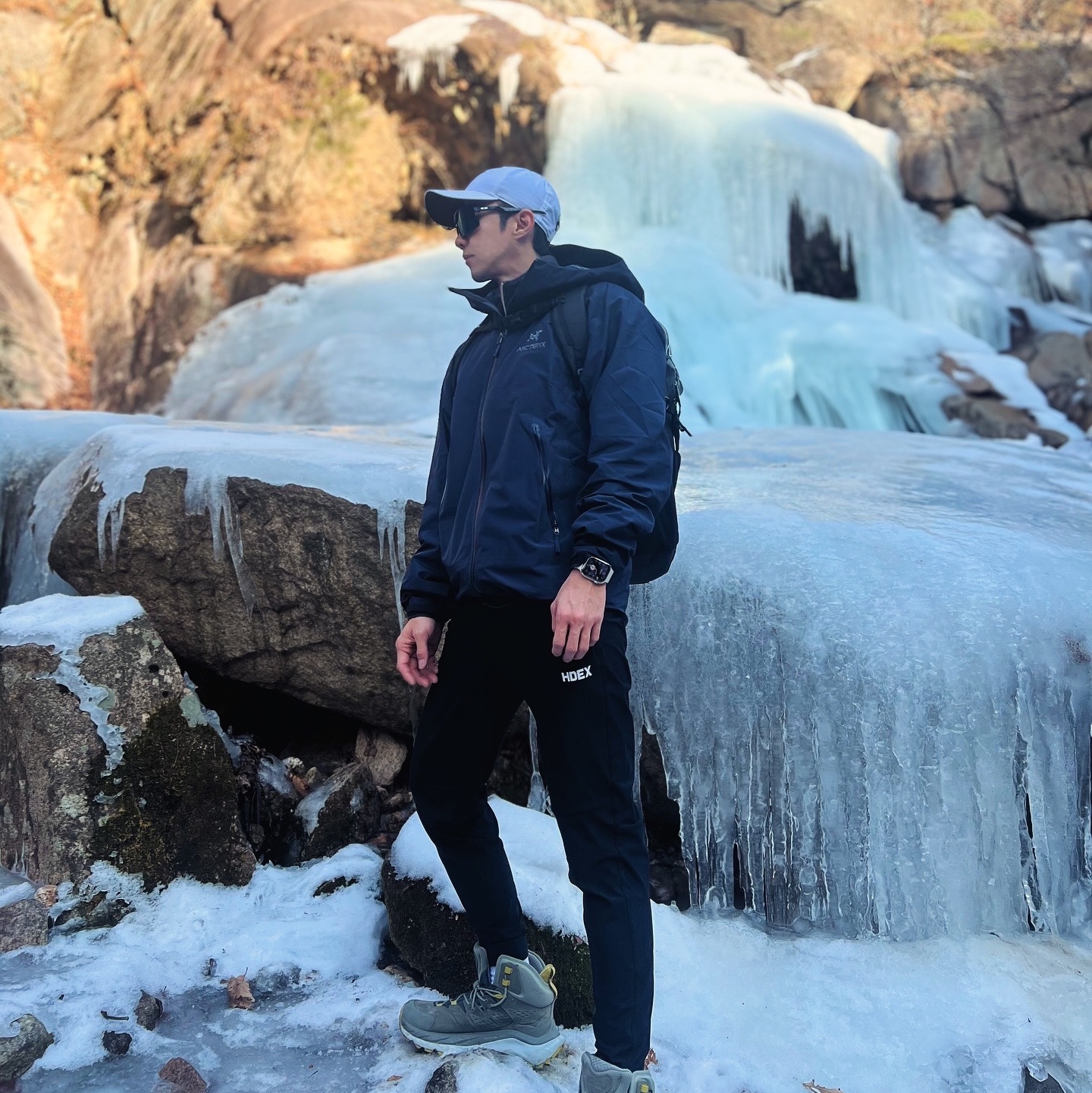 Arc'teryx Beta LT Jacket Black Sapphire, Hoka Kaha 2 Gore-Tex Olive Haze Mercury 착용 스타일 - 1