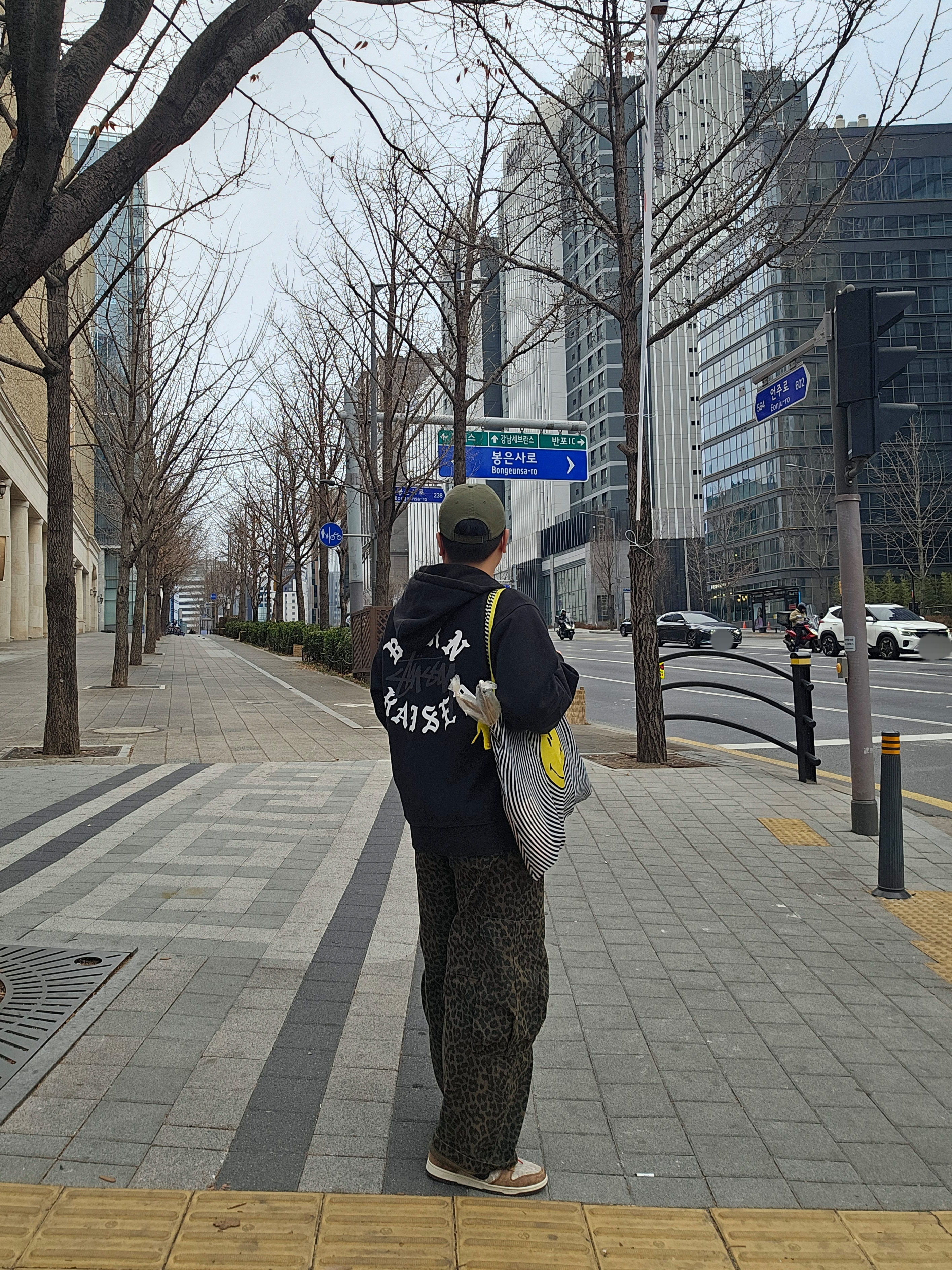 Stussy x Born X Raised Logo Zip Hoodie Black, Karactor Lumping Cargo Pants Leopard Khaki 착용 스타일 - 2