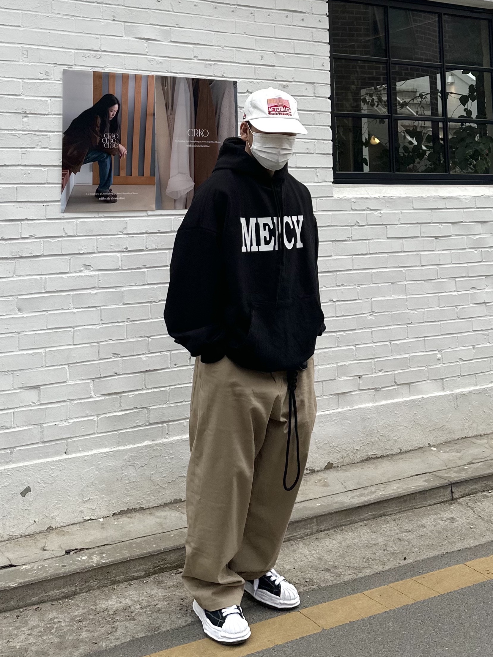 Maison Mihara Yasuhiro Blakey OG Sole Canvas Low-top Sneakers Black White, STU Tuck Pants Beige 착용 스타일 - 2