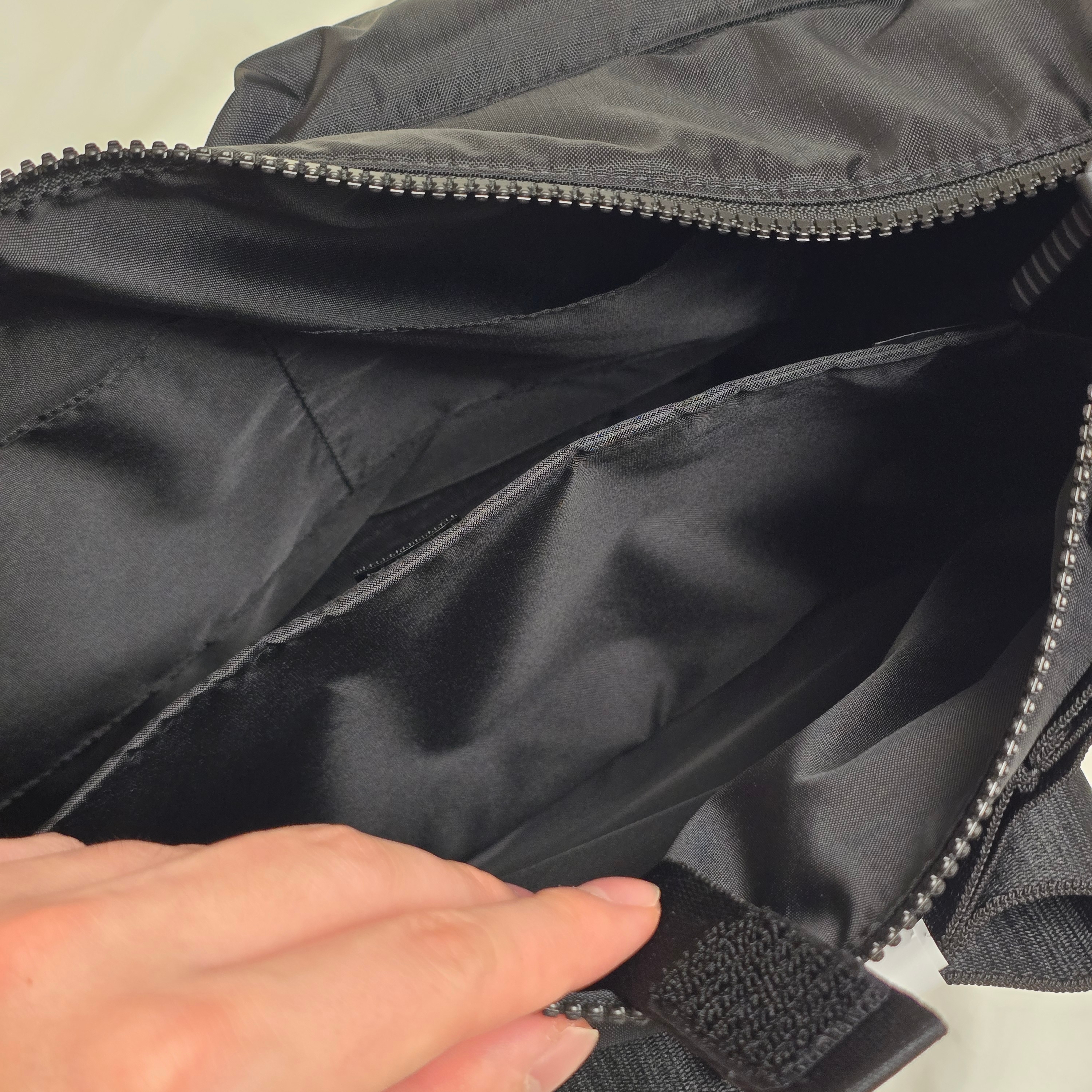 Uniqlo Multi Pocket Shoulder Bag Black 착용 스타일 - 3