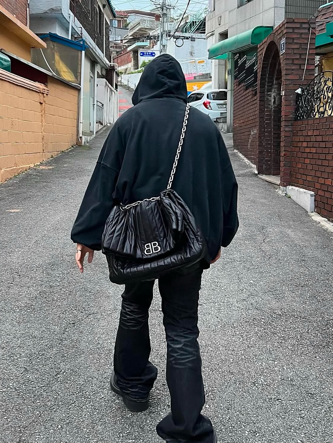 Balenciaga Monaco Large Chain Bag Quilted Black 착용 스타일